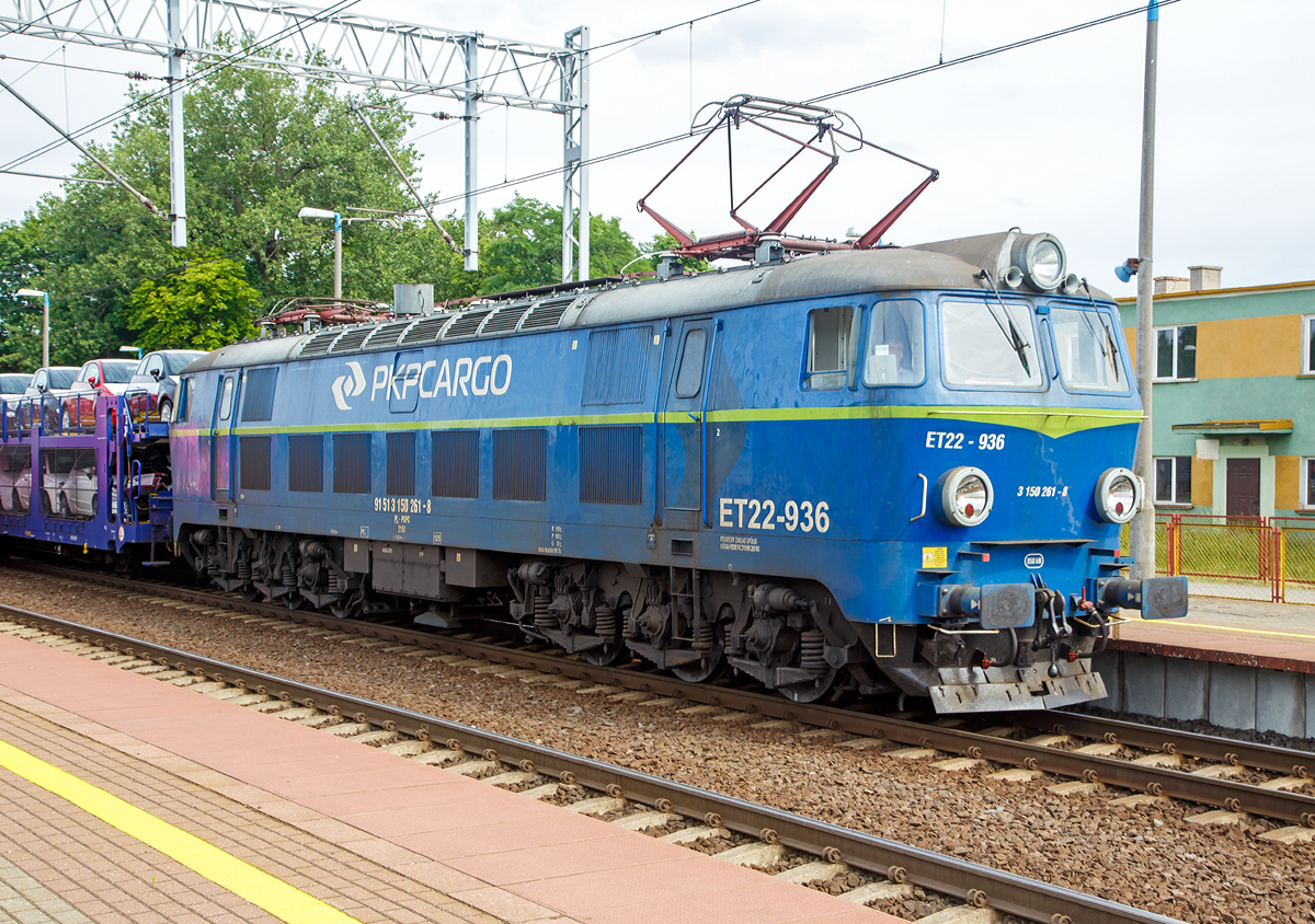 
Die ET22-936 (91 51 3 150 261-8 PL-PKPC 2151) eine Pafawag 201E der PKP Cargo erreicht am 27.06.2017 mit einem Autozug Rzepin / Polen (deutsch Reppen).

Die Lok wurde 1985 von Pafawag in Wrocław (Breslau), ehemals Linke-Hofmann-Werke LHW, unter der Fabriknummer 201E-937 gebaut.

Fr den stark wachsenden Gterverkehr bentigten die PKP Mitte der 1960er Jahre dringend eine neue zeitgeme Maschine, denn weder die EU20 noch die ET21 besaen das Potential fr modernere Varianten. 1966 wurden die Bedingungen fr die neue Gterzuglok definiert, zunchst mit dem Hintergedanken, eine Universallok mit einer Hchstgeschwindigkeit von 125 km/h zu schaffen, welche sich auch fr schwere Reisezge eignete. Technisch gesehen bernahm die neue Maschine diverse Konstruktionsmerkmale von der EU07 wie z.B. die Fahrmotoren, Primr- und Sekundrfederung und noch viele andere Details. Pafawag in Breslau baute und lieferte schlielich im November 1969 mit der ET22-001einen ersten Prototypen, gefolgt von der ET22-002 im nchsten Februar. Ausgiebige Testfahrten brachten zufriedenstellende Ergebnisse und so rollten 1971 die nchsten zehn ET22 aus den Werkshallen. Die Loks besaen sechs Tatzlagermotoren   des bewhrten Typs EE541 und waren so aufgrund ihrer Leistung inder Lage, schwere Gterzge von bis zu 3.150 t mit 70 km/h zu ziehen. Gterzge mit bis zu 2.700 t Anhngelast konnten sogar mit 80 km/h befrdert werden. Ebenfalls kein Problem bildeten Reisezge mit bis zu 700 t Anhngelast bei der Maximalgeschwindigkeit von 125 km/h. Im Vergleich zu den ET21 garantierten die ET22 eine fast fnfzigprozentige Erhhung von Nennleistung und Zugkraft und so stand einer extensiven Beschaffung nichts mehr im Wege. Bis 1990 wurden insgesamt  1.183  Loks  geliefert, womit sich die ET22 fr die meistgebauten Ellok in Polen und sogar in Europa qualifizierte. Doch die ersten Maschinen besaen auch einige Schwachstellen, denn sie waren u.a. anfllig fr Entgleisungen. Daher berarbeitete man ab der ET22-122 die Verbindung zwischen den Drehgestellen, Rahmen und Lokkasten, was das Problem weitgehend beseitigte, zudem auch die Vibrationen verminderte und den Fahrkomfort verbesserte.
Mit den ET22-501  und -502 (spter ET22-1001 u.-1002)   kamen   1978   zwei  Versuchsmaschinen des Typs Pafawag 201Ec zum Laufen, welche mit Vielfachsteuerung und modifizierten Drehgestellen ausgestattet waren. Doch diese erwiesen sich ebenfalls als wenig zielfhrend. 1975/76 konnten sogar 23 Maschinen mit einigen nderungen   (grerer Lokkasten wegen grerem Lichtraumprofil, LKa535-Fahrmotoren   etc.) nach Marokko exportiert werden.

TECHNISCHE DATEN:
Gebaute Stckzahl: 1.184
Baujahre: 1969 bis1989
Spurweite: 1.435 mm
Achsfolge: Co’Co’
Lnge ber Puffer:19.240 mm
Drehzapfenabstand: 10.300 mm
Achsabstand im Drehgestell: 2x 1.750 mm (3.500 mm)
Breite: 3.005 mm
Hhe: 4.486 mm
Triebraddurchmesser: 1.250 mm
Dienstgewicht: 120 t
Fahrmotoren 6 Stck vom Typ EE541
Stundenleistung: 3.120 kW
Dauerleistung: 3.000 kW
Anfahrzugkraft: 420 kN
Dauerzugkraft: 216 kN
Hchstgeschwindigkeit: 125 km/h
Getriebebersetzung: 79:18
Stromsystem: 3 kV DC (=)
Bremsanlage: Oerlikon
