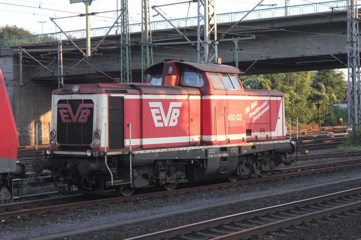 Die evb Logistik 410 02 (211 330-6) Gönnt sich noch etwas Sonne am Morgen des 17.07.2014 um kurz nach 06:00 Uhr zusammen mit der MEG 803.