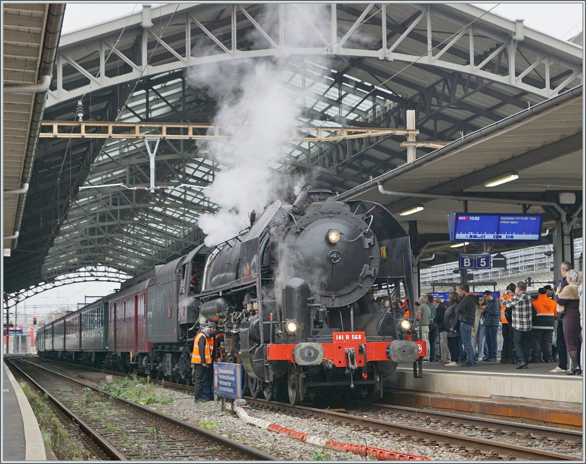 Die (ex) SNCF 141 R 568 der L'Association 141 R 568 mit dem Train Chasse beim Halt in  Lausanne; leider ausgerechte vor dem  Gleise ¨überschreiten verboten - Schild. 

26. Okt. 2024
