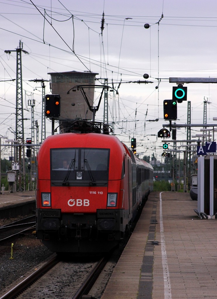 Die Fahrgäste sind ausgestiegen und der Wagen mit dem Autos drauf wurde abgezogen...viele Signale zeigen nun grün und die ÖBB 1116 110-8 drückt den Leerpark des EN 490  Hans Albers  aus dem Bhf HH-Altona in die Abstellung nach Hamburg-Langenfelde. 16.06.2016