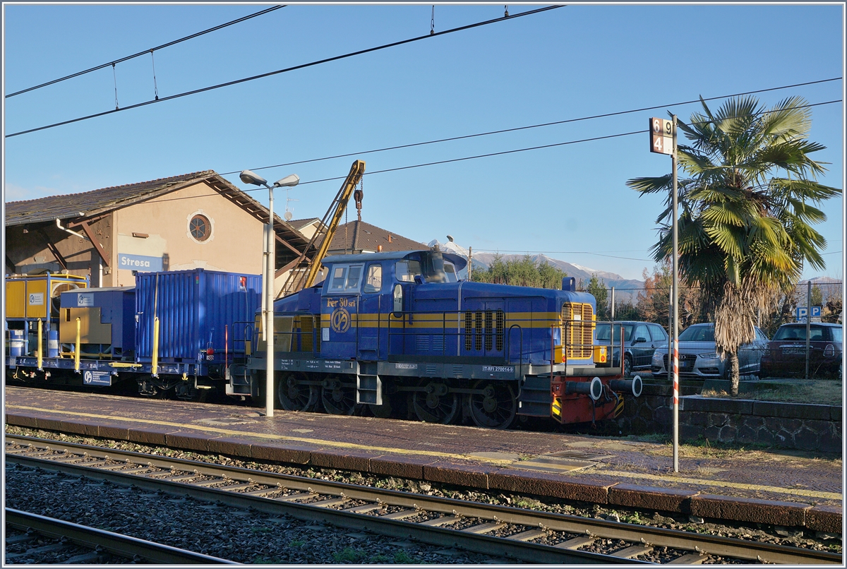 Die Fer 80srl Diesellok mit der Nummer IT-RFI 270014-9 steht in Stresa.
Die Lok wurde 1962 unter der Fabriknummer 30338 von Henschel als DH 850 D gebaut.

4. Dez. 2018