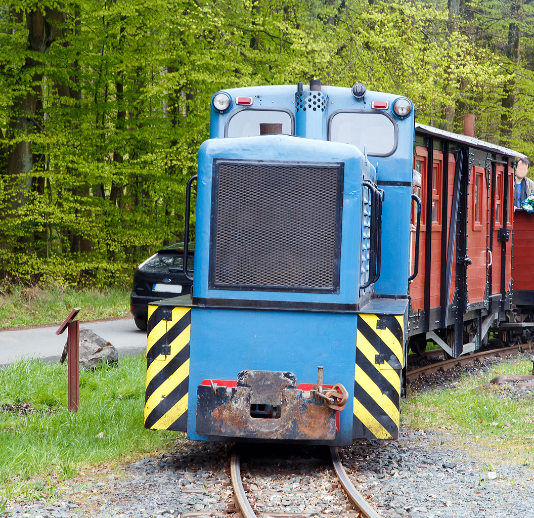 
Die FGF Lok 26 eine LKM  V 10 C am 01.05.2015  bei der  Saisoneröffnung im Feld- und Grubenbahnmuseum Fortuna in Solms-Oberbiel, hier kommt sie gerade wieder mit dem Kleinbahnzug aufs Museumsareal.