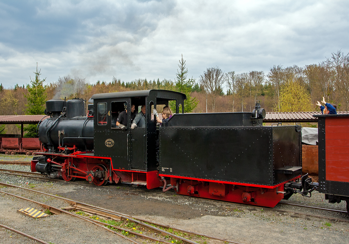 Die FGF Lok 4 vom Fortuna Feld- und Grubenbahnmuseum eine Krauss Typ XLVII p schmalspurige (600 mm) Schlepptender-Dampflokomotive der Gattung Bn2t, steht am 16.04.2011 im Museum Solms-Oberbiel, mit einem Zug zur Abfahrt für eine Rundfahrt bereit.

Die Lok (B-Kuppler) wurde 1912 für das Hüttenwerk Donawitz der Österreichische Alpine Montan-Gesellschaft (ÖAMG), die heute Teil des Voestalpine-Konzerns ist, in der Spurweite 790 mm, von Krauss/Linz unter der Fabriknummer 6616 gebaut, und wurde als Lok 21, später 100.4 vom Hüttenwerk Donawitz bezeichnet. Die Lokomotivfabrik Krauss & Comp. Linz, kurz Krauss/Linz war eine eigenständig agierende Fabrik der Münchner Lokomotivfabrik von Georg Krauß im österreichischen Linz. Sie bestand von 1880 bis 1930 und war vor allem auf kleine Dampflokomotiven für Sekundärbahnen und Schmalspurbahnen spezialisiert.

Im Jahr 1977 ging die Lok an den Westernpark Fort-Fun, Bestwig-Wasserfall (einen Freizeitpark im Sauerland), hierfür wurde sie in 750 mm umgespurt. Über einen Händler ging sie dann 1986 ans Fortuna Feld- und Grubenbahnmuseum in Solms-Oberbiel. Hier wurde sie nun auf 600 mm umgespurt.
