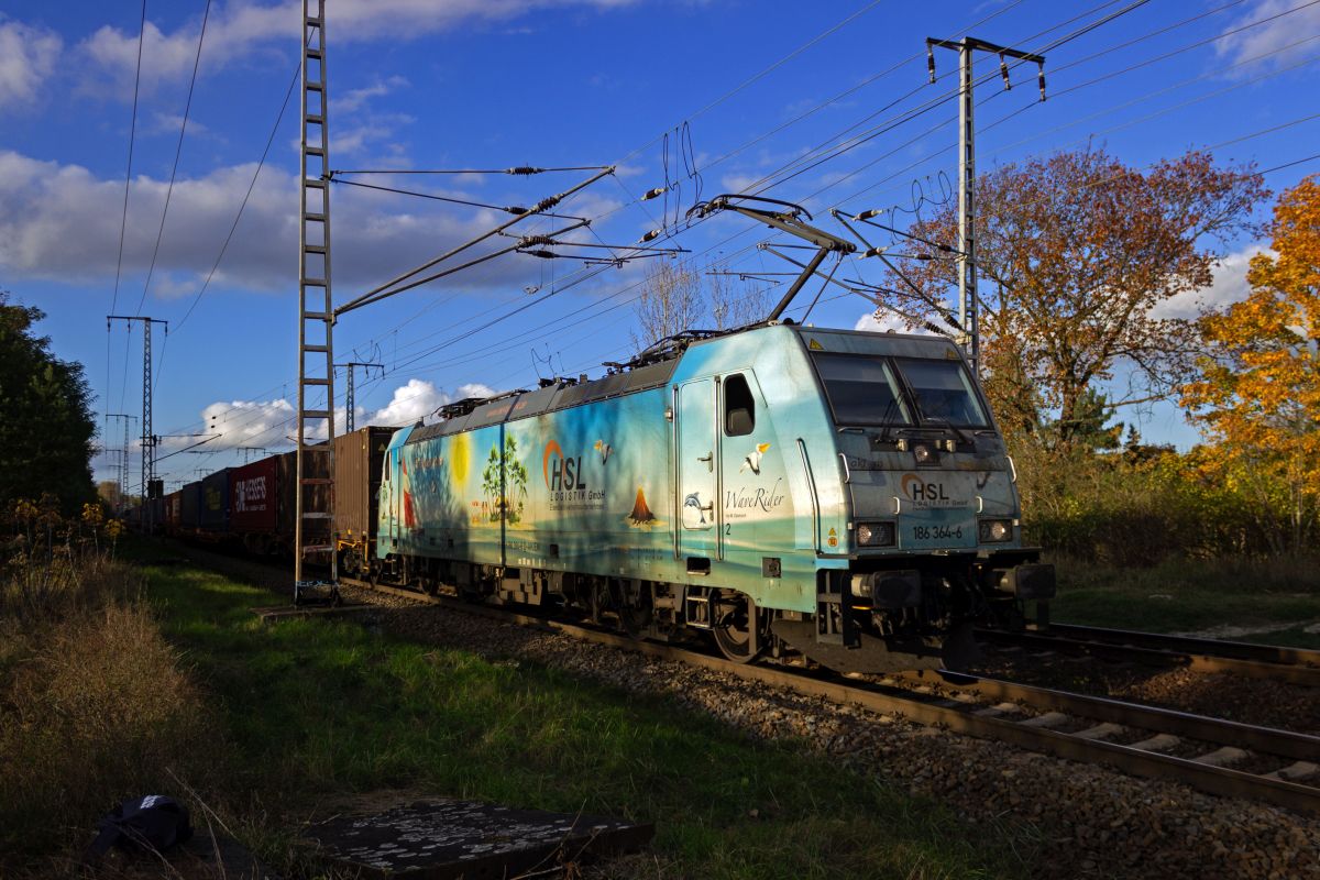 Die Firma HSL hat mehrere Lokomotiven in farbenfrohen Ganzwerbungen gestalten lassen. 186 364 tr�gt den Namen WaveRider und passend dazu Motive einer Insellandschaft in der S�dsee.
