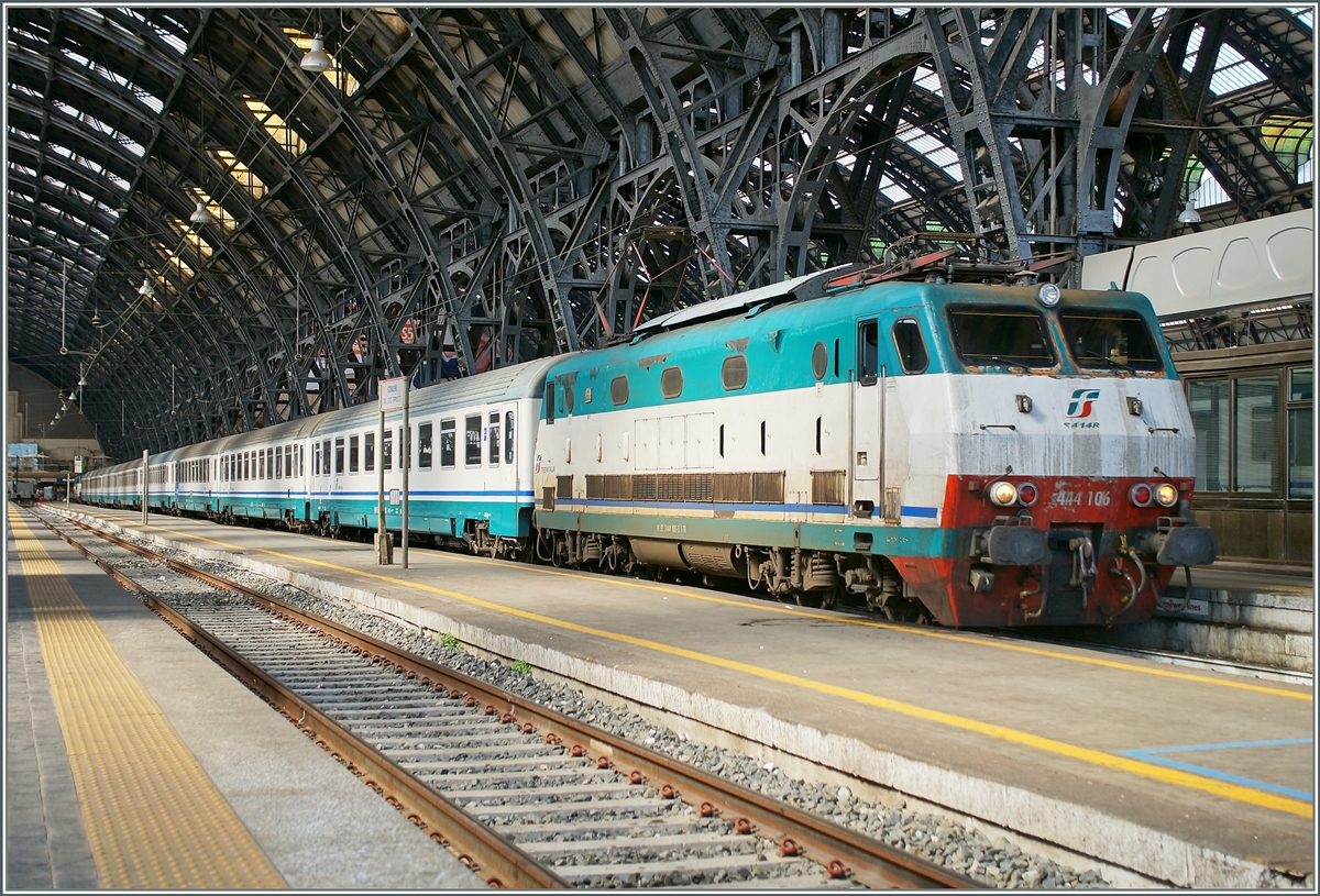 Die FS 444 106 mit dem IC 741 nach Ventimiglia wartet in Milano auf ihre Abfahrt um 11.10.
5. Mai 2014