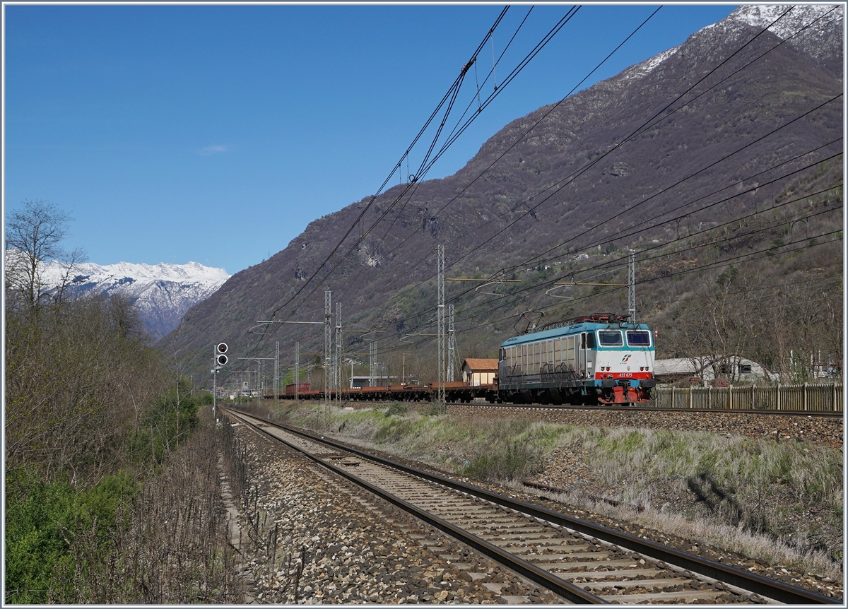 Die FS 652 075 hat mit ihrem Güterzug in Premosello-Chiovenda  von der  Novara-Strecke  (die im Vordergrund zu sehen ist) auf die Milano-Strecke gewechselt und fährt nun Richtung Arona. 

8. April 2019
