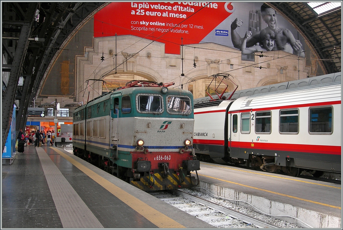 Die FS 656 063 in Milano Centrale. Erst den Hintergrund etwas weggeschnitten, habe ich mich dann doch anderes entschieden, und hoffe, dies nicht zu Unrecht,imitd .
22. Juni 2015