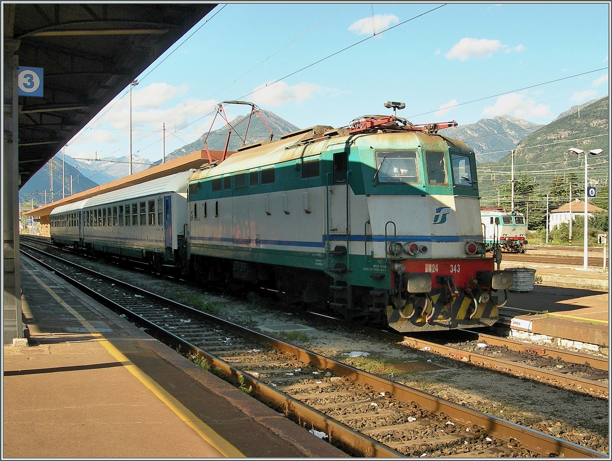 Die FS E 424 343 mit einem Regionalzug nach Novara in Domodossola. 30. August 2006