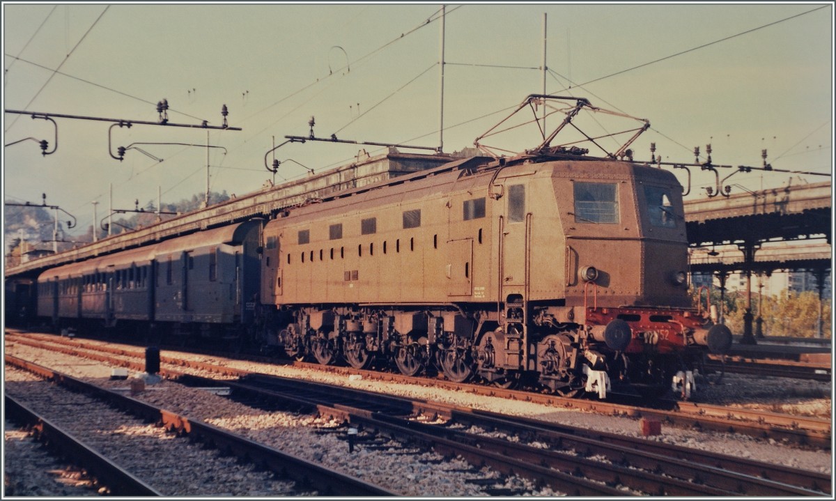 Die FS E 428 152 mit einem Regionalzug in Arona. 
(Fotografierens Foto/Oktober 1985)