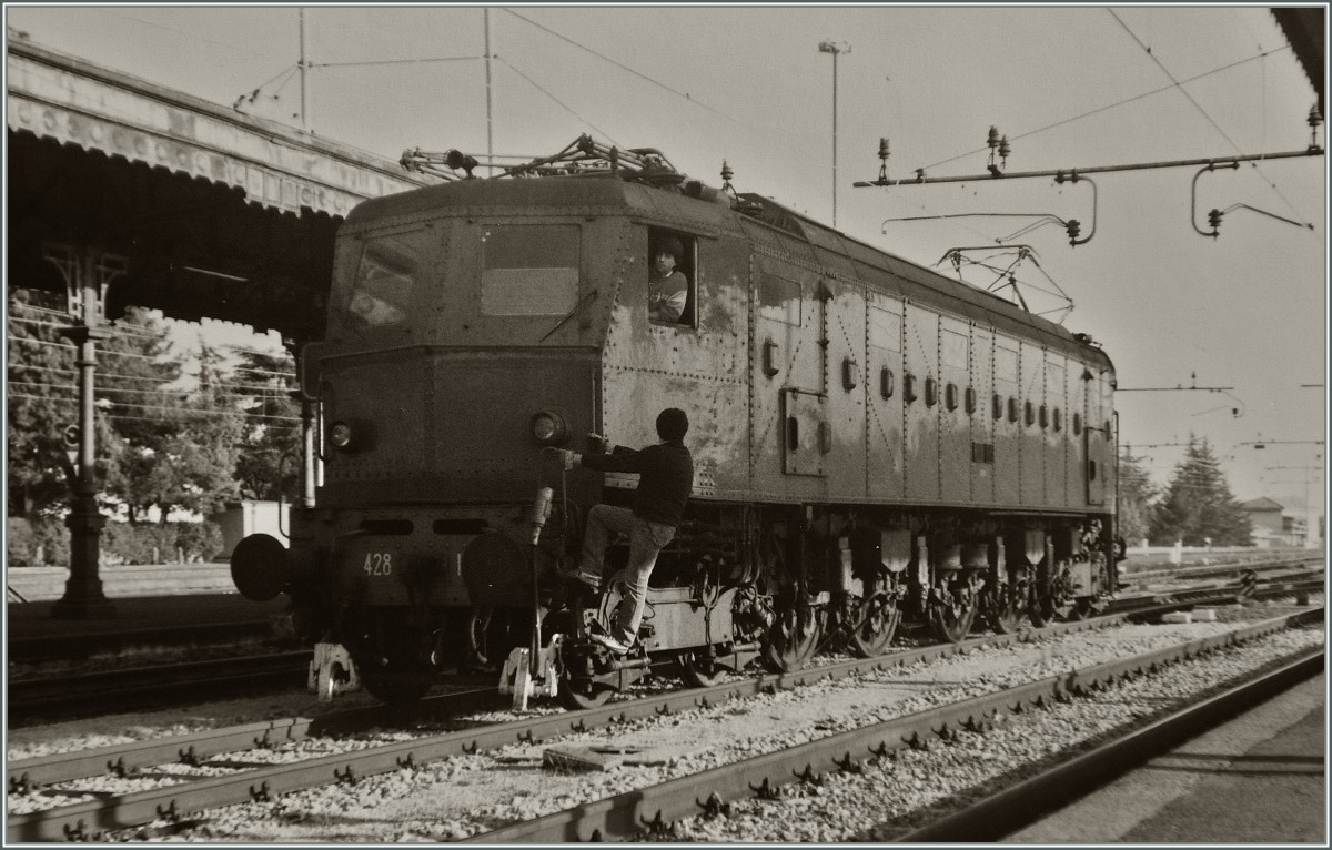 Die FS E 428 152 in Arona. 
(Fotografierens Foto/Oktober 1985) 