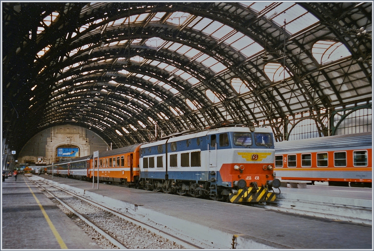 Die FS E 656 438 steht mit ihrem Schnellzug nach Stuttgart unter dem mächtigen Hallendach von Milano Centrale und wartet auf die Abfahrt.

Analogbild vom 28. Juni 1997