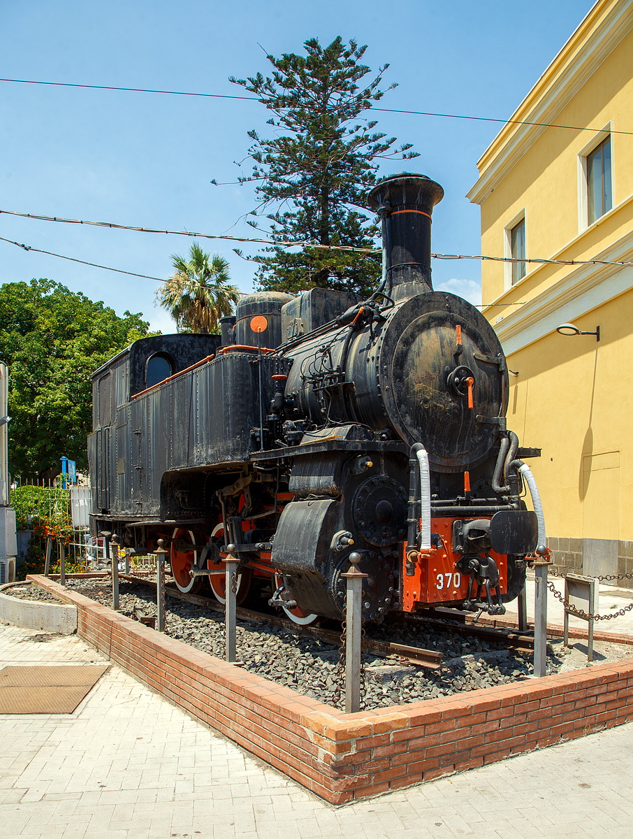 Die FS Schmalspur Zahnrad-Dampflokomotive R.370 012 als Denkmal am Bahnhof Catania Centrale am 20.07.2022.

Die Dampflokomotive R.370 war eine mit Kohle befeuerte dreiachsige Lokomotive, die von den Italienische Staatseisenbahnen (FS - Ferrovie dello Stato Italiane) für den Einsatz auf den sizilianischen Schmalspurbahnen mit Zahnstangentrieb beschafft wurden. Die Dampflokomotiven der Gruppe R.370 wurden ab 1909 im Vorfeld auf die Inbetriebnahme der FS Schmalspurbahnen Siziliens von der Costruzioni Meccaniche di Saronno (Zweigwerk der Maschinenfabrik Esslingen) konstruiert und gebaut. Damals wurden die sehr wichtigen Schwefelabbaugebiete der Provinzen Enna, Caltanissetta und Palermo erschlossen.

Sie wurden hauptsächlich auf folgenden Bahnstrecken verwendet:
•	Caltagirone - Piazza Armerina - Dittaino
•	Dittaino – Assoro - Leonforte
•	Agrigento-Naro-Licata
•	Lercara-Filaga-Magazzolo
•	Filaga-Palazzo Adriano

Es wurden insgesamt 48 dieser Dampflokomotiven gebaut. Die R.370 012 wurde 1915 gebaut und war auf der 81 km langen Bahnstrecke Caltagirone - Piazza Armerina – Dittaino, bis zur Einstellung der Strecke 1971, im Einsatz. Seit August 1985 ist sie im Bahnhof Catania Centrale als Denkmal aufgestellt. 

TECHNISCHE DATEN:
Spurweite: 950 mm
Zahnradantrieb: System Strub
Länge über Puffer: 7.678 mm
Achsabstände: 1.300 mm / 1.700 mm
Treibraddurchmesser: 950 mm
Dauerleistung: 400 PS
Maximale Zugkraft: 80 t
Höchstgeschwindigkeit: 35 km/h
Gewicht: 37t
