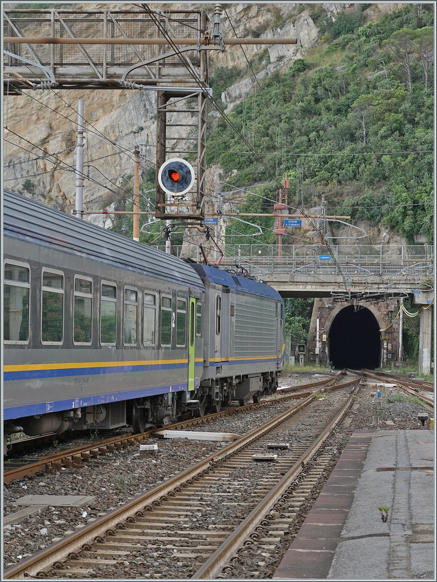 Die FS Trenialia E 464 673 ist mit ihrem RE 3155 von Torino Porta Nuova (ab 06:25) via Fossano, Savona nach Ventimiglia (an 10:47) unterwegs und verlässt nach dem Abwarten des Gegenzugs den Bahnhof von Finale Ligure Marina.

17. Juni 2024 