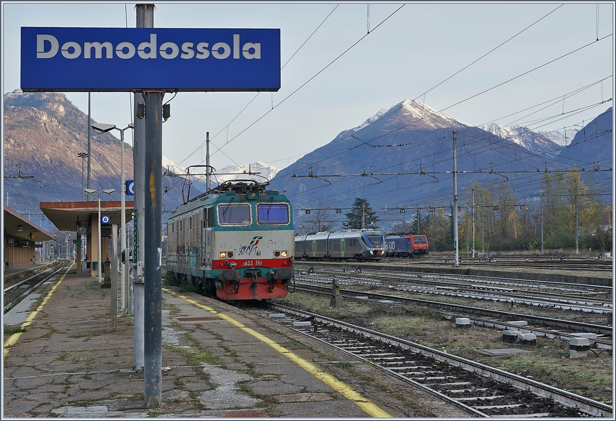 Die FS Trenitalia E 652 110 ist von Domo II kommend in Domodossola eingetroffen um nach dem Richtungswechsel auf der Linie nach Novara eine längeren Hochbordwagenzug abzuholen und sich mir dann in Premosello erneut zu zeigen.
29. Nov. 2018