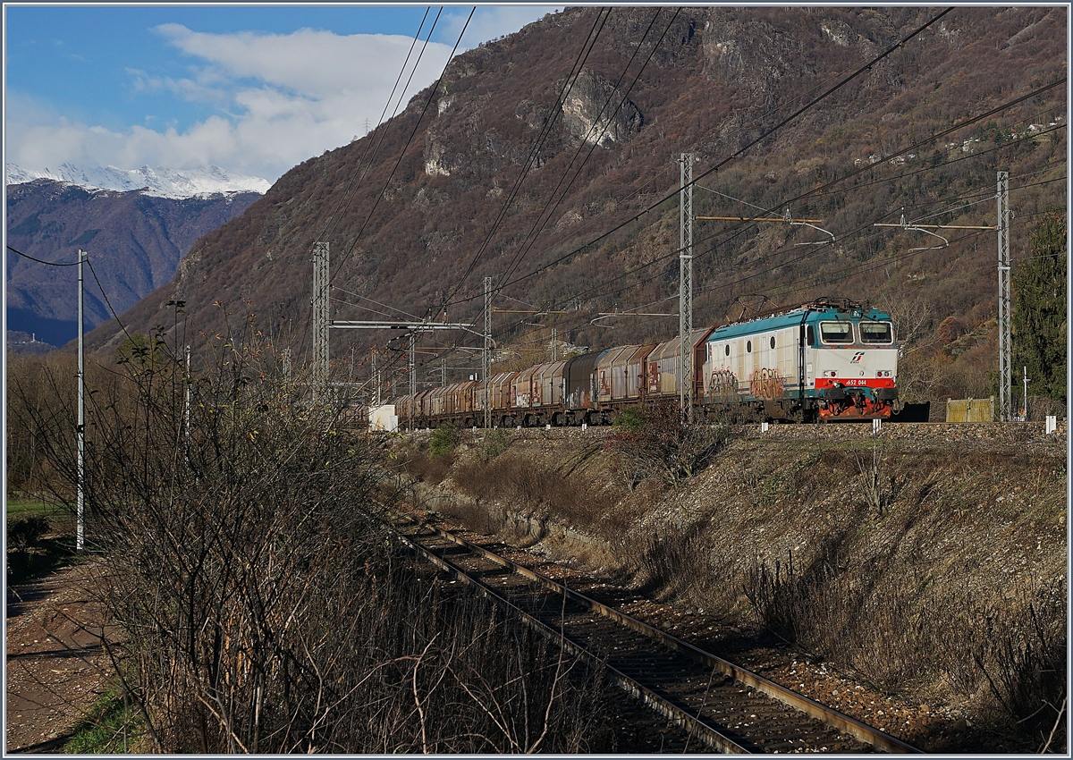 Die FS Trenitalia  E 652 044 mit einem Güterzug Richtung Süden zwischen Premosello und Cuzzago; hier, bzw. von Vogogna bis Cuzzago, verläuft die doppelspurige RFI 23 Strecke von Domosossoala nach Milano parallel zu einspurigen RIF 14 Strecke von Domodossola nach Novara, welche im Vordergrund zu sehen ist.
4. Dez. 2018