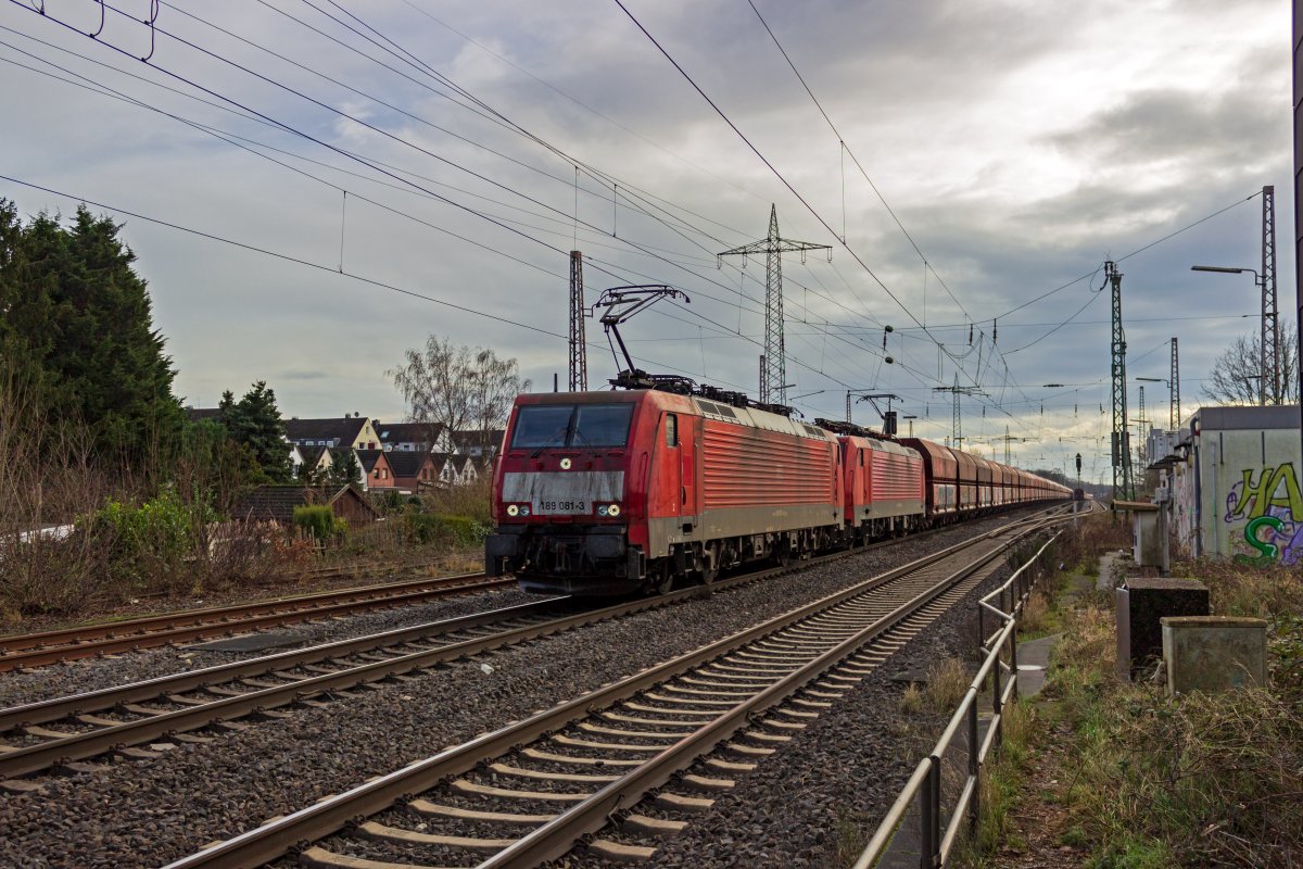 Die f�r den grenz�berschreitenden G�terverkehr in Richtung Niederlande zugelassenen Loks der Baureihe 189 bef�rdern zahlreiche Z�ge durch Lintorf, da diese Verbindung zum Beispiel f�r Z�ge zum Rotterdamer Hafen genutzt wird. 189 081 und 189 088 sind mit einem Zug in Richtung Norden unterwegs.