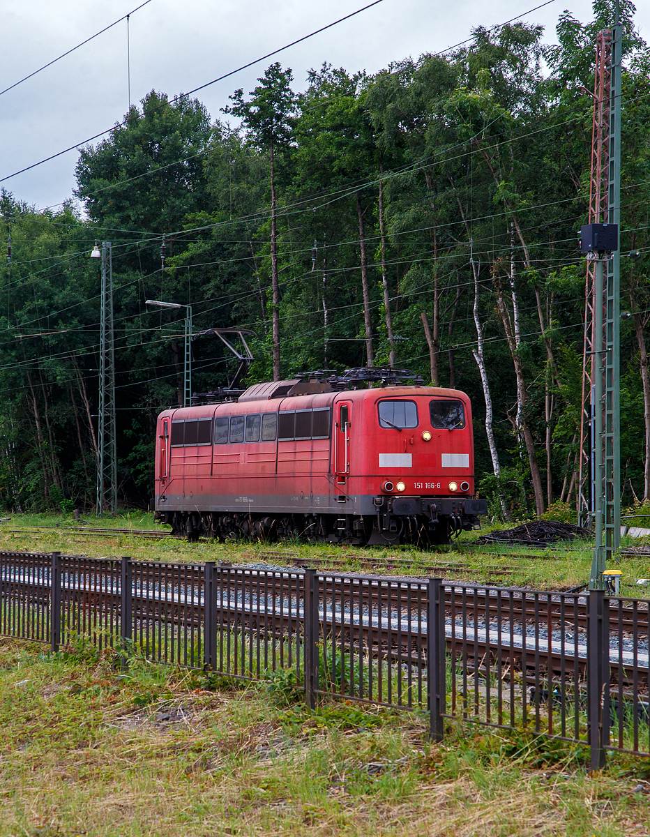 Die für den Nachschiebedienst an die DB Cargo vermietete und in (Lennestadt) Altenhundem stationierte 151 166-6 (91 80 6151 166-6 D-Rpool) der Railpool GmbH (München), erwartet am 29.06.2020 einen neuen Einsatz.

Die Lok wurde 1977 von Henschel & Sohn in Kassel unter der Fabriknummer 32136 gebaut und an die Deutsche Bundesbahn geliefert. Bis 31.12.2016 gehörte sie zur DB Cargo AG. Zum 01.01.2017 wurden je 100 sechsachsige elektrische Altbau-Lokomotiven der Baureihen 151 und 155 an ein Konsortium aus dem Lokvermieter Railpool verkauft. Die DB Cargo mietet daraufhin 100 Loks von Railpool wieder an. Die anderen Maschinen werden dem freien Markt angeboten.
