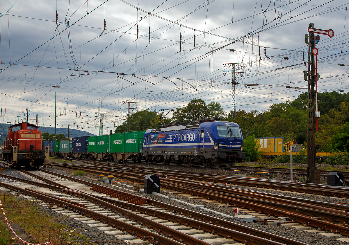 
Die für die RTB CARGO fahrende 193 792-9 (91 80 6193 792-9 D-ELOC) fährt am 04.09.2020 mit einem Containerzug durch Koblenz-Lützel in Richtung Norden.

Die Vectron MS - 6.4 MW wurde 2018 von Siemens in München unter der Fabriknummer 22497 gebaut. Sie hat die Zulassungen für D/A/H/PL/CZ/SK/RO/NL