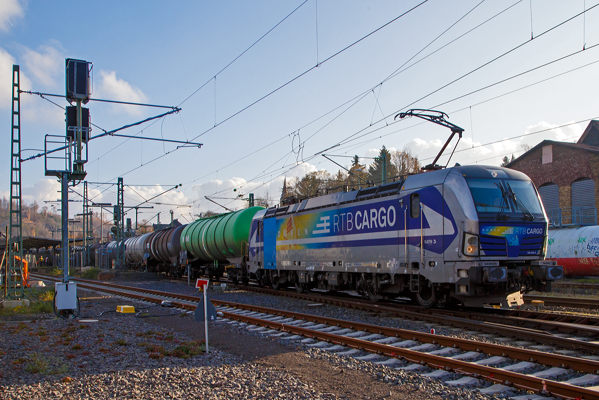 
Die für die Rurtalbahn Cargo GmbH fahrende Vectron 193 824-0 (91 80 6193 824-0 D-Rpool) fährt am 30.11.2019 mit einem Kesselwagenzug durch Betzdorf/Sieg in Richtung Köln.

Die Vectron AC (200 km/h - 6.4 MW) wurde 2016 von Siemens Mobilitiy in München unter der Fabriknummer 22054 gebaut. Sie hat die Zulassung für D/ A und H (RO durchgestrichen).
