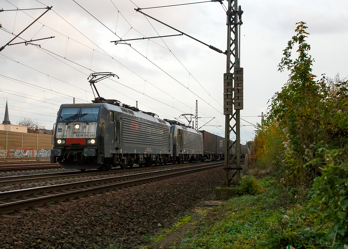 
Die für die SBB Cargo fahrenden schwarzen MRCE Dispolok´s E 189 - 282 / ES 64 F4 - 282 (91 80 6189 282-7 D-DISPO Class 189-VK) und die E 189 - 289 / ES 64 F4 - 289 (91 80 6189 289-2 D-DISPO Class 189-VK) ziehen einen Containerzug  durch Spich in Richtung Norden. 

Beide Loks haben die Zulassung für Deutschland und die Niederlande (erkennbar an Class 189-VK). Die Lok wurden 2008 bzw. 2009 von Siemens unter den Fabriknummern 21489 und 21633 gebaut.