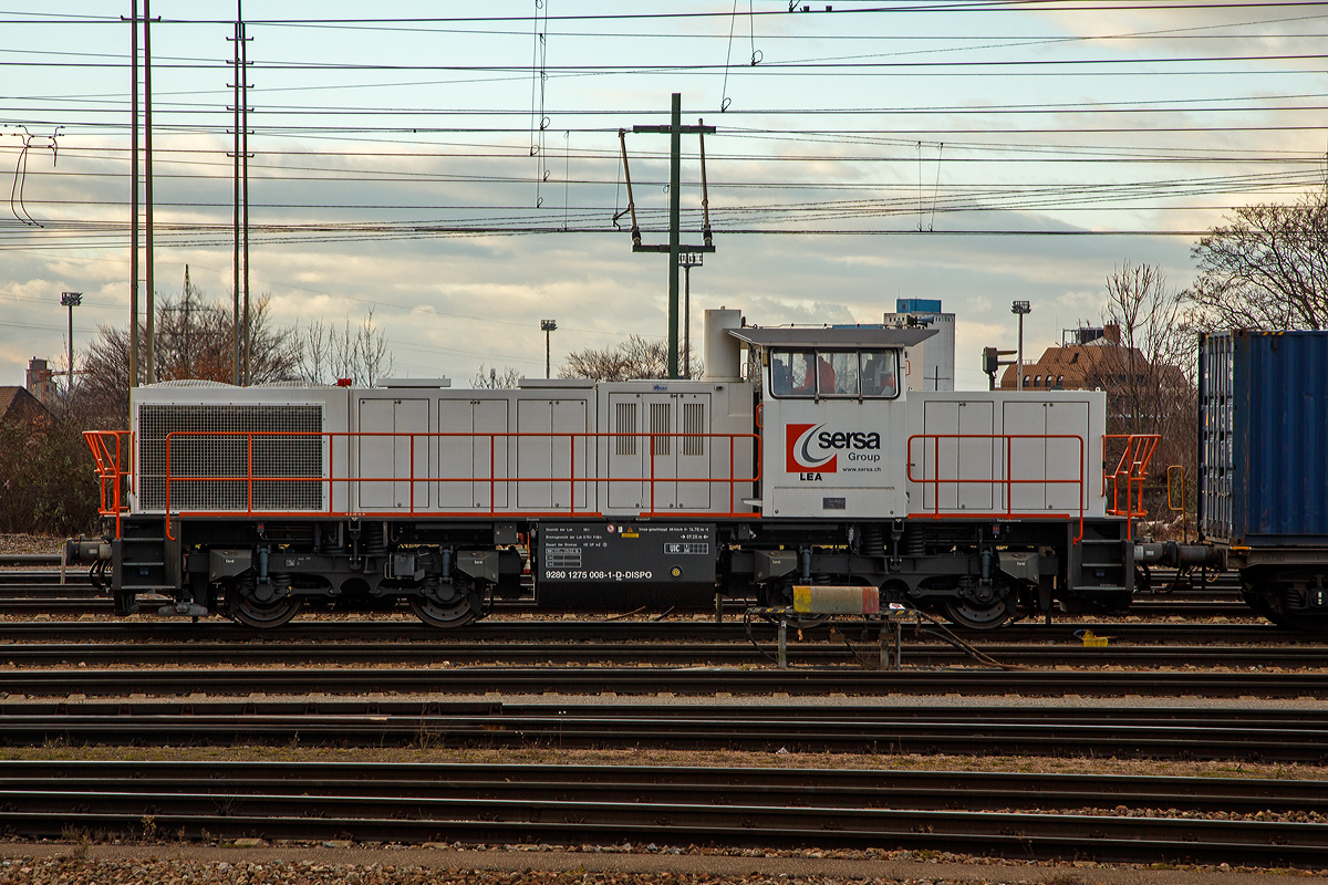 Die für die Sersa Group fahrende  LEA   275 008-1 (92 80 1275 008-1 D-DISPO) am 28.12.2017 mit einem Containerzug im Bahnhof Weil am Rhein.  

Die Vossloh G 1206 wurde 2007 von Vossloh in Kiel unter der Fabriknummer 5001676 gebaut.
