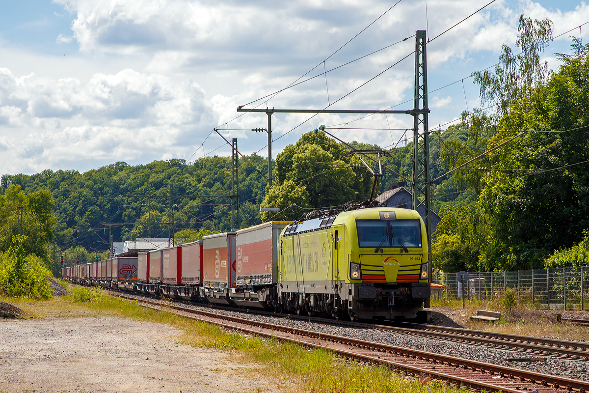 Die fr die TX Logistik AG fahrende Siemens Vectron MS 193 553-5 (91 80 6193 553-5 D-ATLU) der Alpha Trains Luxembourg s..r.l. fhrt am 12.06.2020, mit dem langen KLV-Zug aus Verona Quadrante Europa, via Kornwestheim Ubf, nach Kreuztal, durch Brachbach (Sieg) in Richtung Siegen bzw. Kreuztal.

Die Vectron MS wurde 2016 von Siemens in Mnchen unter der Fabriknummer 22190 gebaut und an die Alpha Trains Luxembourg s..r.l. geliefert.  Diese Vectron Lokomotive ist als MS – Lokomotive (Multisystem-Variante) mit 6.400 kW konzipiert und zugelassen fr Deutschland, sterreich und Italien, sie hat eine Hchstgeschwindigkeit von 160 km/h. So ist es mglich ohne Lokwechsel von Verona, via Brenner nach Kreuztal zu fahren.
