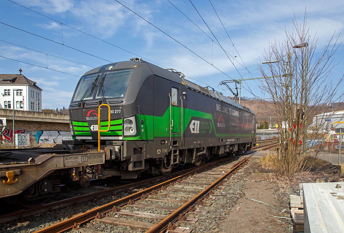 Die für die TX Logistik AG (Troisdorf) fahrende Vectron AC der ELL - European Locomotive Leasing 193 277 „We love to Connect“ (91 80 6193 277-1 D-ELOC), fährt am 16.03.2021 mit einem KLV-Zug über die Siegstrecke (KBS 460) durch Niederschelden in Richtung Siegen.

Die Siemens Vectron AC  wurde 2018 von Siemens Mobilitiy in München-Allach unter der Fabriknummer 22162 gebaut. Diese Vectron Lokomotive ist als AC – Lokomotive (Wechselstrom-Variante) mit 6.400 kW konzipiert und zugelassen für Deutschland, Österreich und Ungarn (D/A/H).