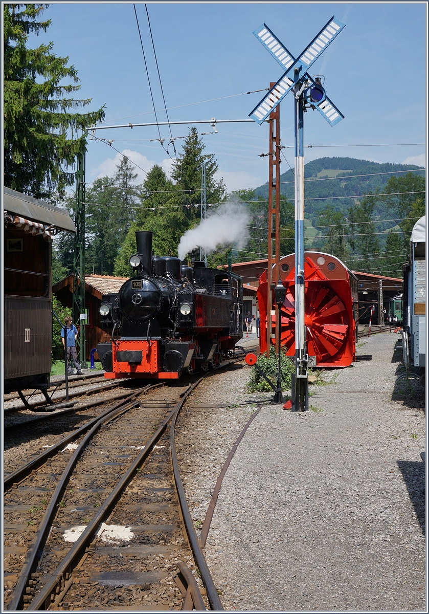 Die G 2 x 2/2 105 beim Rangieren in Chamby. 
1. August 2017