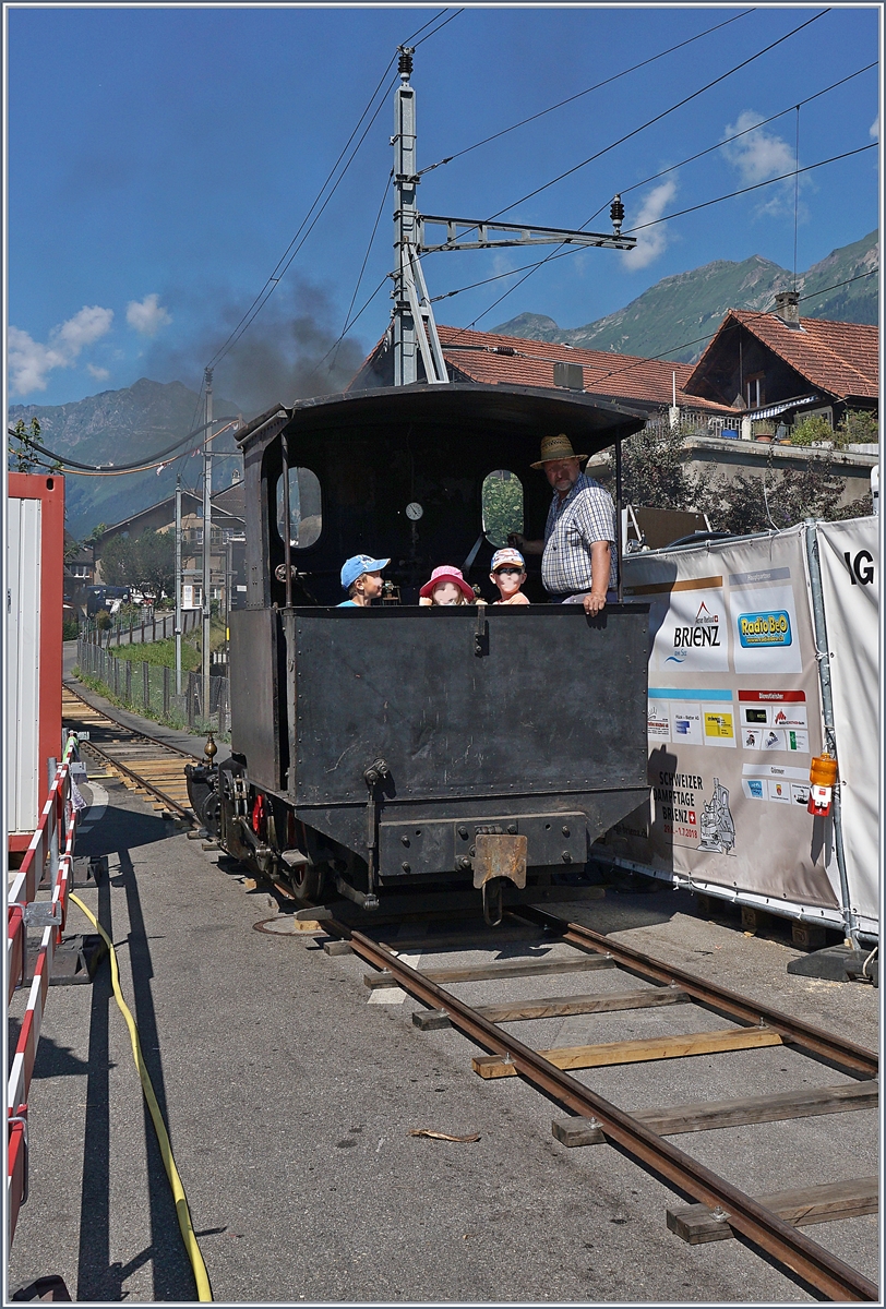 Die G 2/2 Ticinio bei F�hrerstandsfahrten in Brienz. Obwohl die Br�nigbahn ebenfalls auf Meterspurgleisen verkehrt, dampft die  Ticino  hier auf den eigenen Gleise hin und her.

 30. Aug 2018 