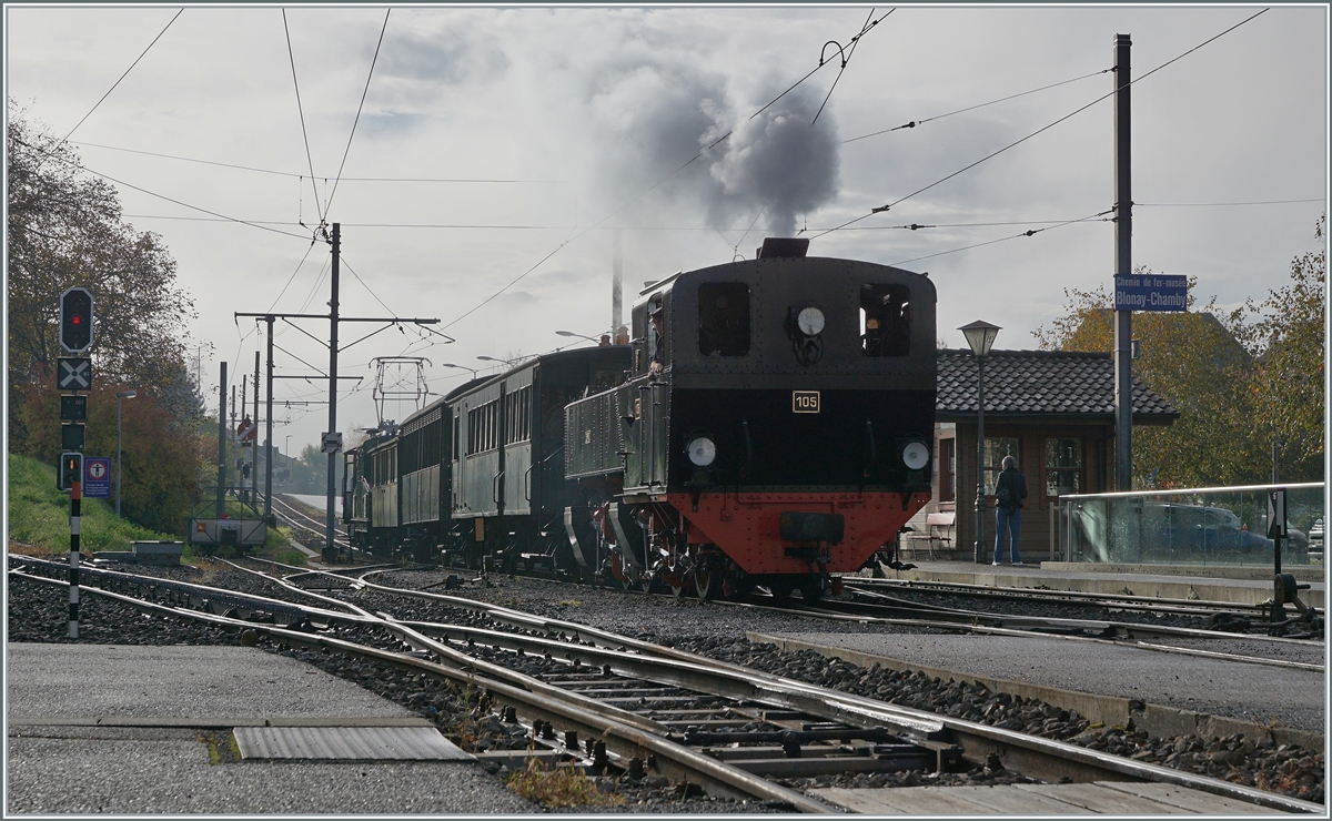Die G 2x 2/2 105 und die +GF+ Ge 4/4 75 sind mit dem ersten Zug des Tages in Blonay angekommen. Während die Dampflok mi dem Zug nach Vevey weiter fährt, fungiert die Ge 4/4 75 als erster Zug nach Chaulin. 

31. Okt.2021