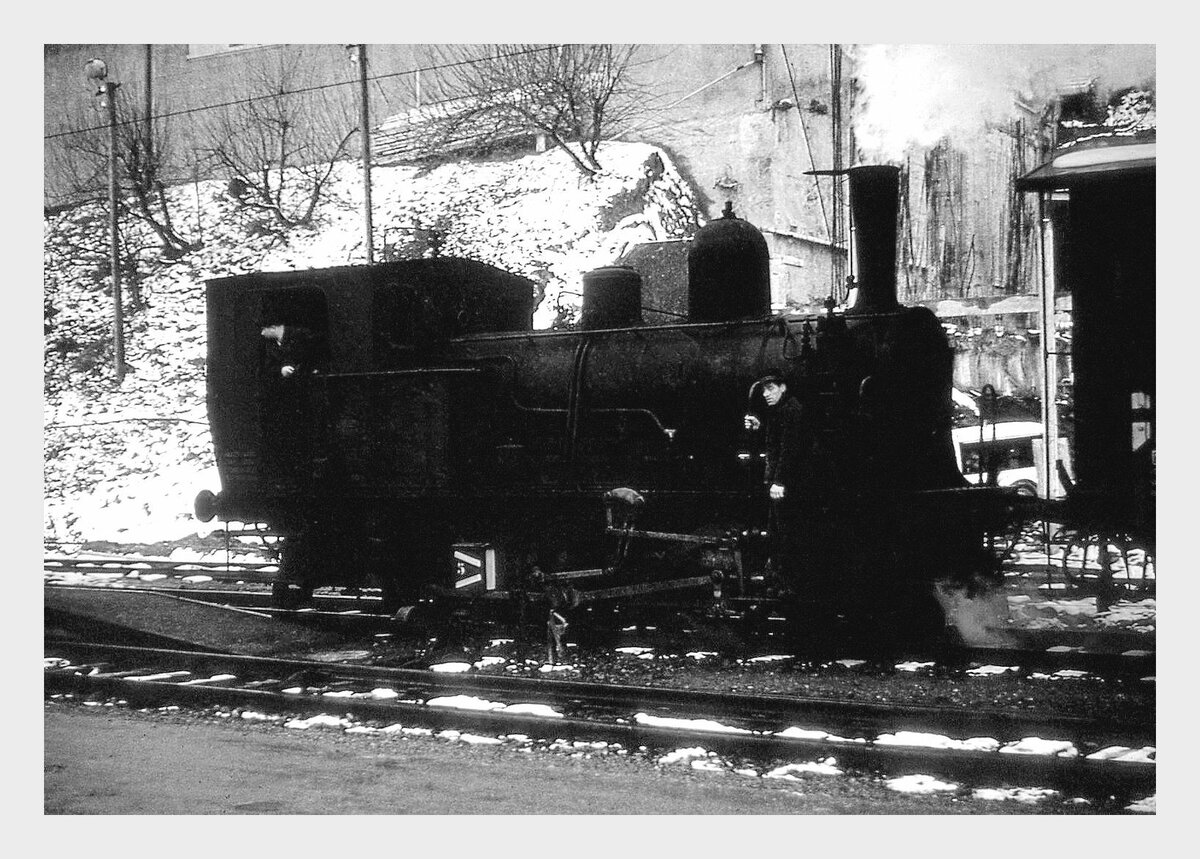 Die Gaswerkbahn Bern: Das Gaswerk Bern wurde im Dezember 1967 stillgelegt und die 2, 5 km lange Verbindungsbahn vom Bahnhof Wabern (GBS, heute BLS) nach Abschiedsfahrten (31.August und 1.September 1968) abgebrochen. Die Züge der Gaswerkbahn beförderten auf der 35 Promille starken Steigung Kohlewagen zum Gaswerk (und leere Wagen wieder hinauf nach Wabern), leisteten aber - wie in den Bildern sichtbar - auch Rangierarbeit für die Güterzüge im Bahnhof Wabern. Bild: Die Dampflok beim Rangieren in Wabern, Dezember 1964 