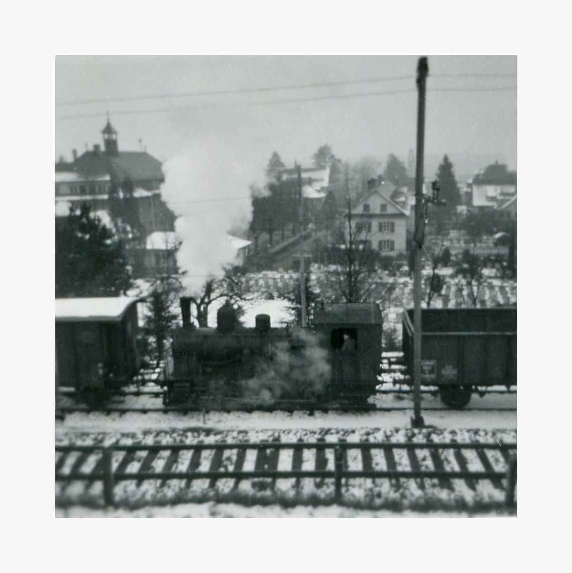 Die Gaswerkbahn Bern: Die Dampflok vor dem Friedhof Wabern. Dezember 1964 