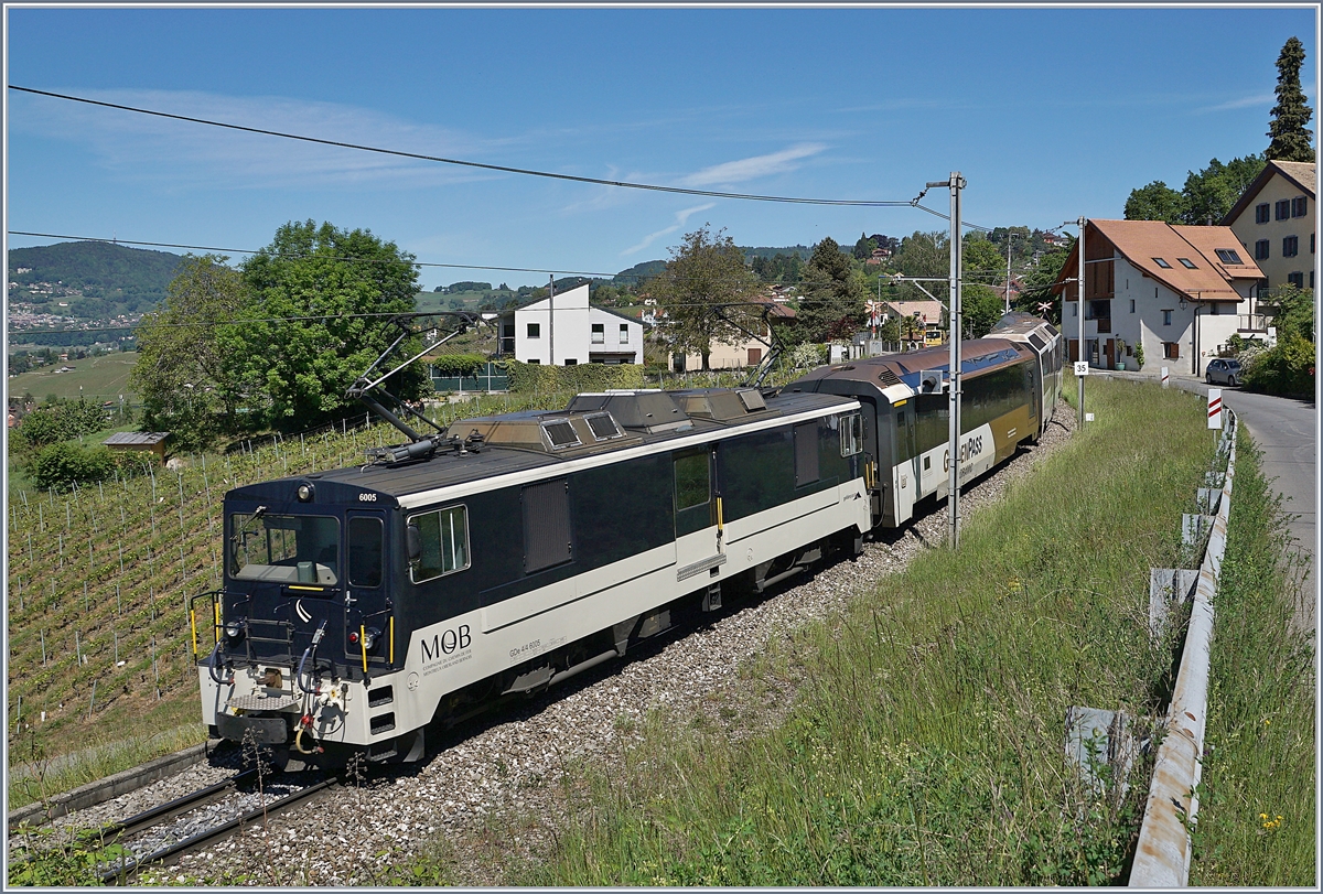 Die GDe 4/4 6005 zeigt sich in der aktuellen MOB Lackierung, die der Lok nicht ganz so gut steht wie ihre ursprüngliche GFM Farbe Orange/Silber. Die GDe 4/4 6005 schiebt bei Planchamp den MOB PE 2122 von Montreux nach Zweisimmen.

4. Mai 2020