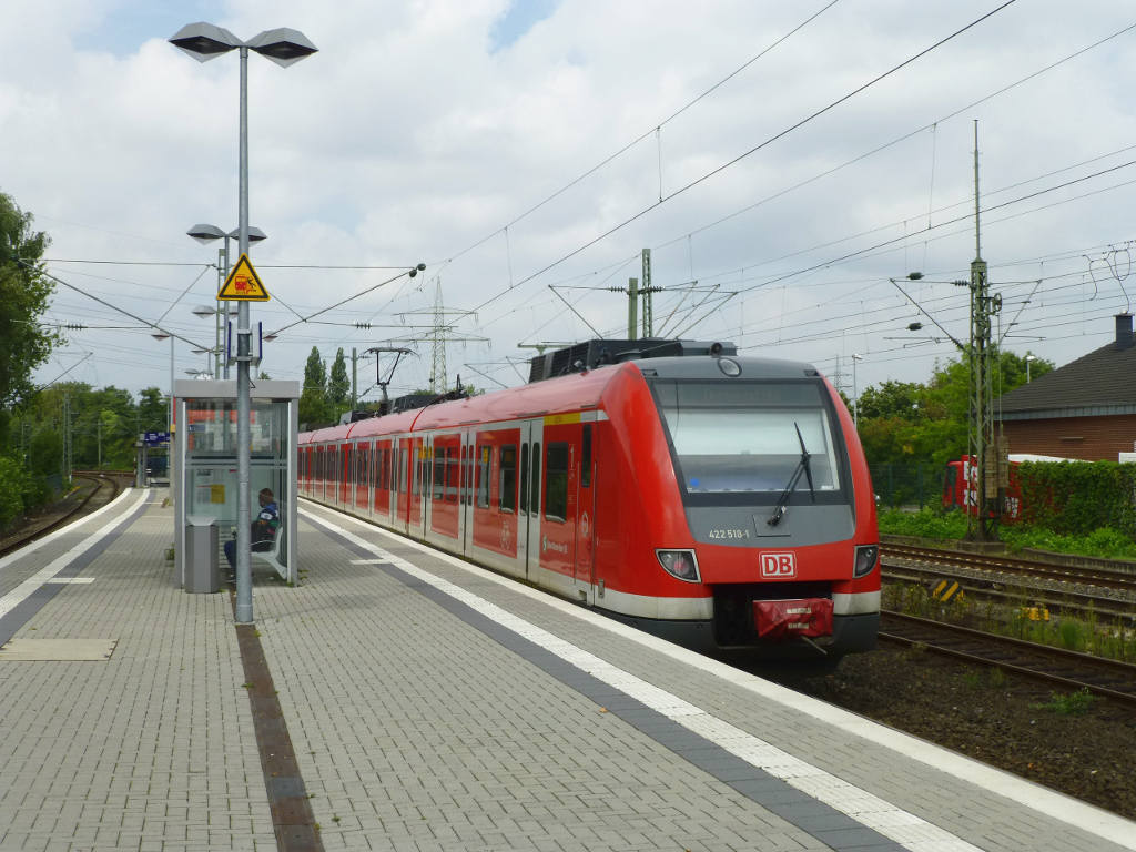 Die gewöhnliche S1 mit zwei 422ern bei der Ausfahrt aus D-Eller S, hinten 422 018 am 14.8.15.