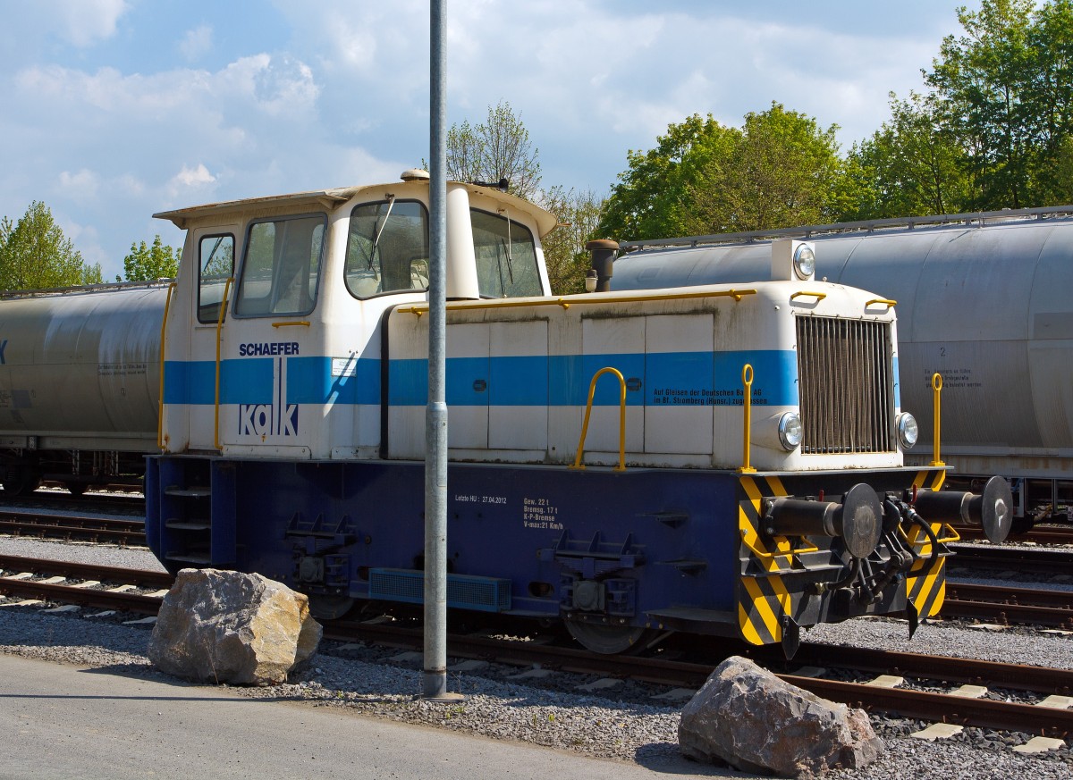 
Die Gmeinder Typ 130 PS Dieselhydraulische Rangierlokomotive  der Schaefer Kalk GmbH & Co. KG, Werk Steeden, hier am 05.05.2013 in Runkel-Steeden. 

Die Lok wurde 1963 von Gmeinder & Co. (Mosbach) unter der Fabriknummer  5254 gebaut und an die Rheinisch-Westflische Kalkwerke, Werk Stromberg als RWK Nr. 1  geliefert, nach der Stillegung des Kalkwerkes zum 01.07.2010 kam sie nach Steeden.
