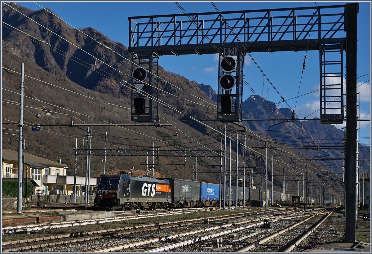 Die GTS-Rail 483 059  Leonida  mit einen Güterzug bei der Durchfahrt in Premosselo Chiovenda.

4. Dezember 2018