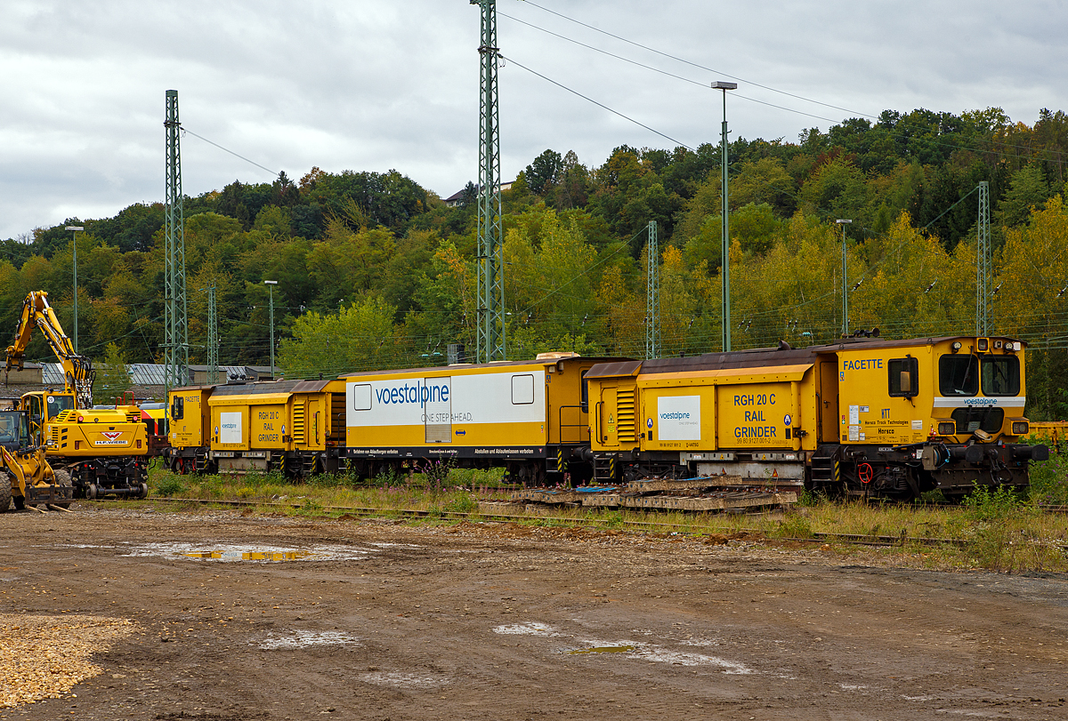 
Die Harsco Track Technologies Gleis- und Weichenschleifmaschine (engl. Rail Grinder) RGH 20 C „Facette“, Schweres Nebenfahrzeug Nr. 99 80 9127 001-2 D-VABWG, der voestalpine BWG GmbH aus Butzbach (Betreiber – EVU: Hessische Güterbahn GmbH) ist am 28.09.2020 in Betzdorf (Sieg) abgestellt.

Der Schienenschleifzug wurde 2010 von der Harsco Track Technologies (HTT) in den USA unter den Fabriknummern 153635 und 153636gebaut. Das Fahrzeug hat die EBA-Nummer EBA 03C18A003.

Der Schienenschleifzug ist dreiteilig, an beiden Enden befinden sie die selbstfahrende 4-achsige (2 Drehgestelle) 10-Steine-Schienenschleifmaschinen (RGH 10C2-38 bzw. RGH 10C2-39) und dazwischen ein antriebsloser zweiachsiger Mittelwagen. Die selbstfahrende 20-Steine-Schienenschleifmaschine dient zur Beseitigung von Fahrflächenfehlern, Schäden aus Rollkontaktermüdung und der kohlenstoffarmen Randschicht aus dem Walzprozess sowie zur Schienenkopfprofilierung. Der Einsatz erfolgt vorwiegend in Weichen, Kreuzungen und Bahnübergängen ohne Demontage von Ausrüstungsteilen.
Jeder Schleifkopf bestehend aus einem Hydromotor, einer Spindel-Lager-Einheit und einer Schleifscheibe ist unabhängig gelagert und wird einzeln gesteuert, so dass bei 1 Überfahrt 10 verschiedene Facetten geschliffen werden können. Die Winkelstellung, seitliche Position und Sollstellung werden komplett in Schleifabläufen programmiert. 
Der Schleifdruck jeder Scheibe ist einzeln regelbar. Der zulässige Winkelbereich beträgt 75˚ auf der Schieneninnenseite bis 45˚ auf der Schienenaußenseite, gemessen zur Senkrechten. Zur Kontrolle des Ergebnisses ist ein Schienenprofilmesssystem vorhanden.

An beiden Schleifwagen ist eine Staubabsaug und-sammeleinrichtung vorhanden, die Absaugung erfolgt jeweils durch einen Ventilator, der einen Luftstrom von ca. 8.000 m³/h erzeugt. Beide Schleifwagen verfügen zudem über eine integrierte Feuerlöschanlage.

Technische Daten:
Spurweite: 1.435 mm
Achsfolge: Bo’Bo’ + 2 + Bo’Bo’
Anzahl der Achsen: 10
Länge über Puffer: 41.738 mm (13,94 / 13,85 / 13,94 m)
Breite: 2.629 mm
Höhe über SOK: 3.928 mm
Gesamtgewicht: 124 t
max. Achslast: 15 t (Zul. Streckenklasse A und höher)
Höchstgeschwindigkeit (Eigen / Schlepp): 100 km/h
Kleister befahrbarer Gleisbogen: R 90 m
Zur Mitfahrt zugel. Personen: 5
Max. Anhängelast: 50 t

Schleifspezifische Kennwerte:
Aufstelllänge vor Schleifbeginn: 60 m
Geräuschentwicklung (25 m Abstand): 73 dbA
Schleifgeschwindigkeit: 3 bis 8 km/h
Schleifrichtungen: 2 
Drehzahl der Schleifmotoren: 5.500-6.000 min-1
Leistung der Schleifmotoren: 17 kW
Schleifscheiben: Topfscheibe (16 Stück) Ø 152 mm und Tellerscheibe (4 Stück) Ø 280 mm