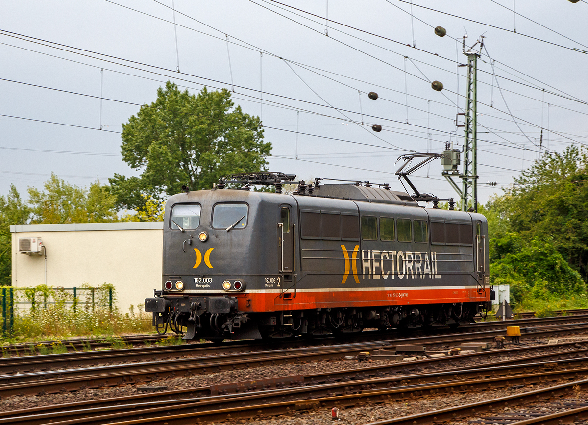 
Die Hector Rail 162.003  Metropolis  (91 80 6151 027-0 D-HCTOR), ex DB 151 027-0, fährt als Lz durch Linz am Rhein in Richtung Süden. 

Die Lok Lok wurde 1973 von Krauss-Maffei in München-Allach unter der Fabriknummer 19646 und als 151 027-0 an die DB geliefert. Bis 2016 war sie für die DB Schenker Rail unterwegs und wurde dann an die Hector Rail verkauft.