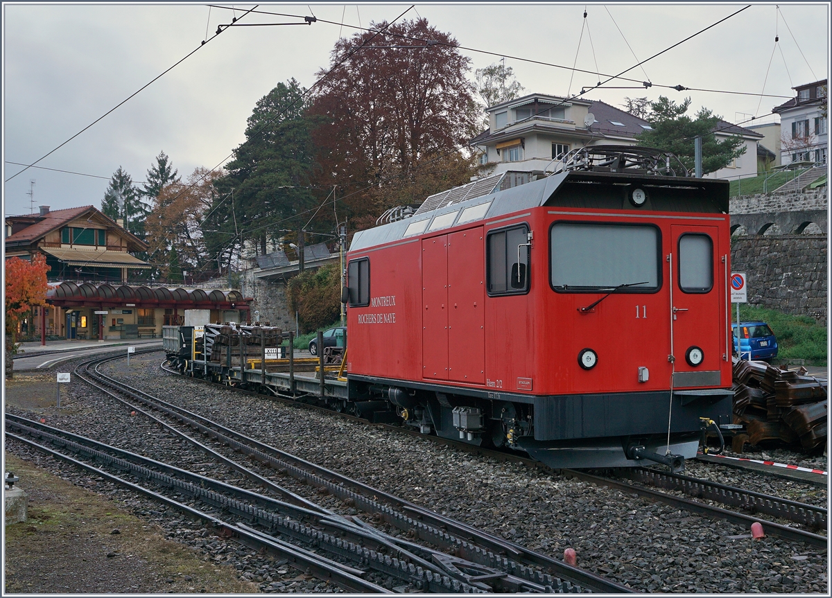 Die Hem 2/2 11 wartet mit einigen Güterwagen in Glion auf Beginn der Bauphase II, welche für drei Wochen die Rocheres de Naye Bahn eine komplete Einstellung der Planverkehrs bedeutet ( SEV Montreux - Le Haut de Caux, ab dort keine Verkehr auf den Rochers de Nayer).
29. Okt. 2016
