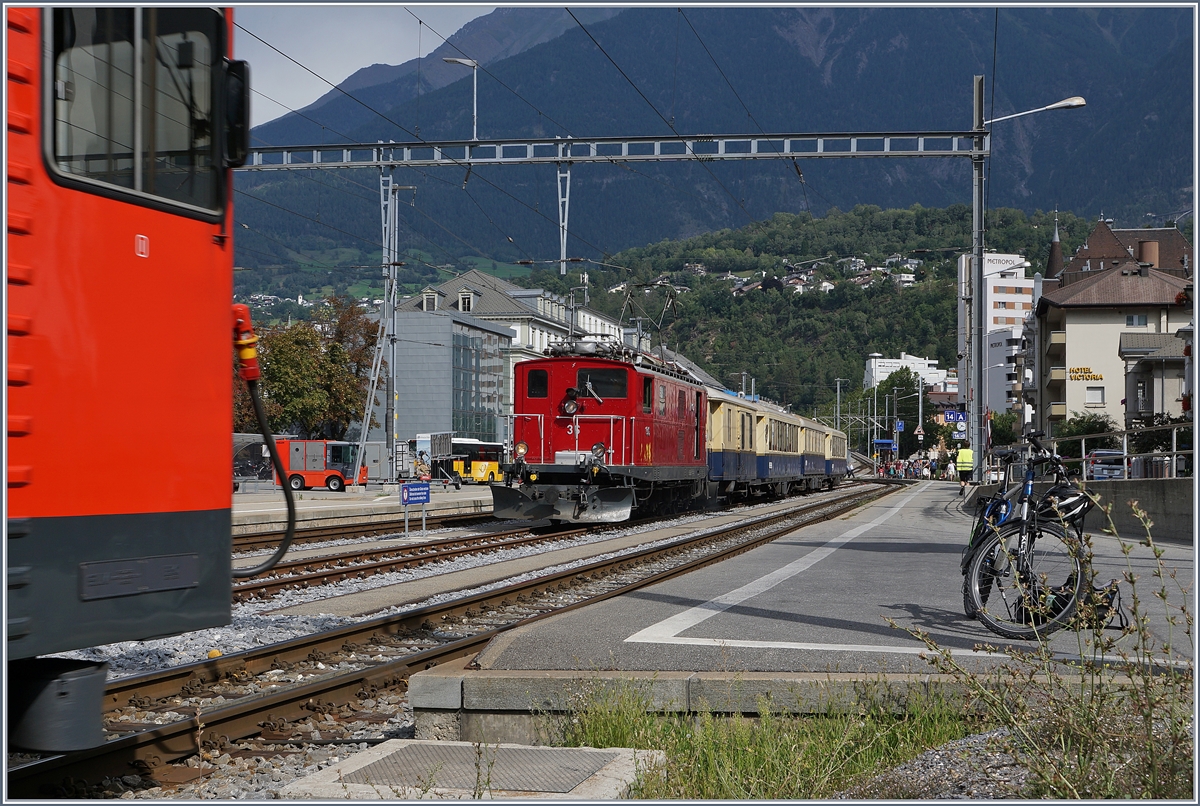 Die HGe 4/4 36 steht mit ihrem Glacier Pullman Express St.Moritz - Zermatt in Brig. Der schöne Zug ist wie folgt formiert: Rhb D 4051, RhB As 1144, RhB WR-S 3820 uns RhB As 1143. 31. August 2019 