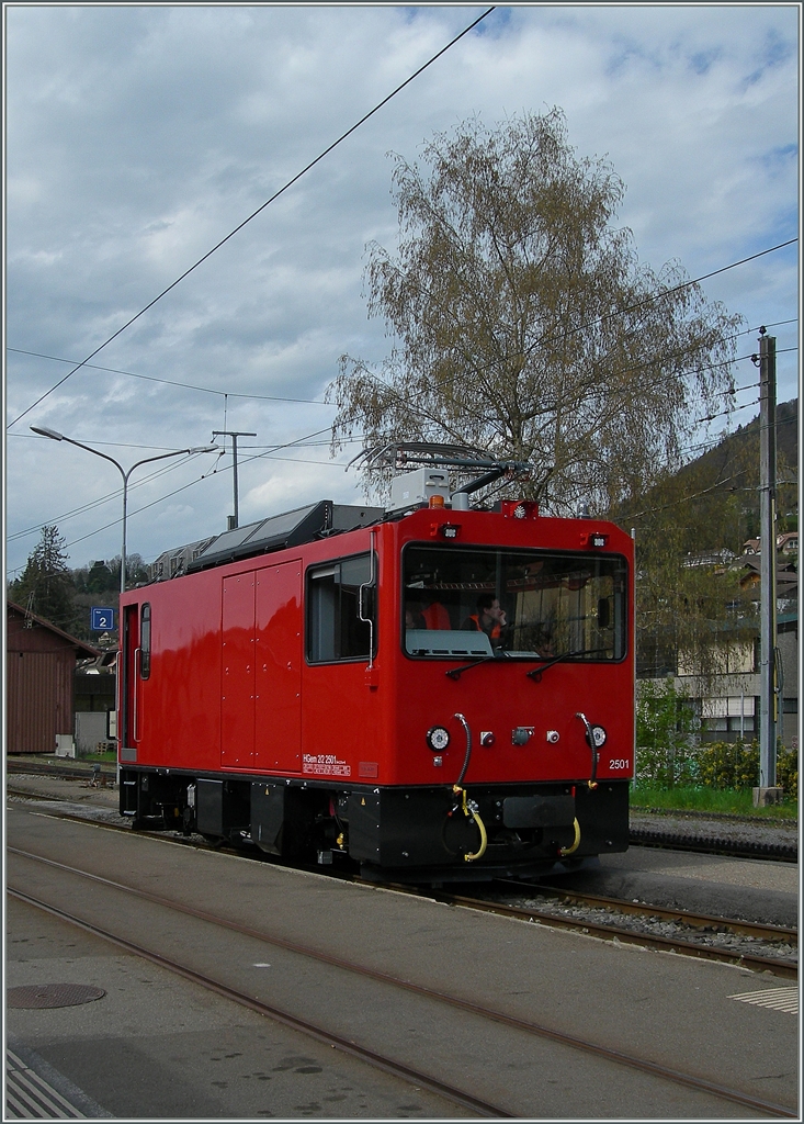 Die HGem 2/2 2501 hat auch einen Bügel, und der hob und senkte sich schneller als ich meinen Fotoapparat eingeschaltet hatte.
Blonay, den 12. April 2016