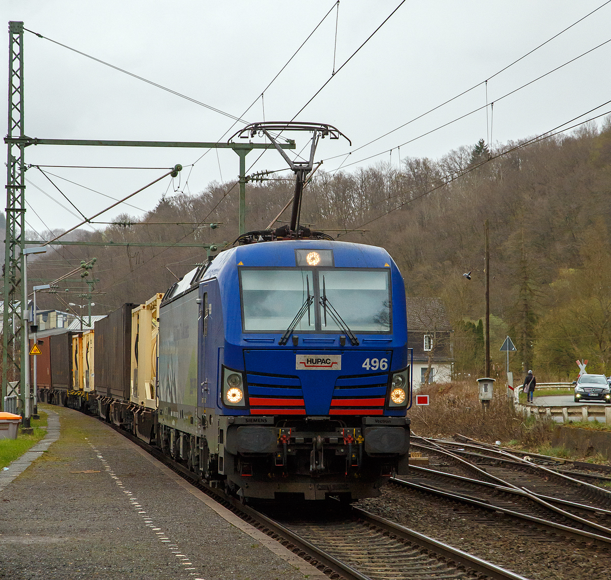 Die HUPAC 496 bzw. BLS Cargo 496 - 193 496 (91 80 6193 496-7 D-BLSC) fährt am 08.04.2022 mit einem KLV-Zug durch den Bf Scheuerfeld (Sieg) in Richtung Köln.

Die Siemens Vectron MS wurde 2018 von Siemens Mobilitiy in München-Allach unter der Fabriknummer 22390 gebaut und an die HUPAC SA. geliefert. Eigentümer der Lok ist die HUPAC Intermodal SA (Chiasso) und wurde bei der BLS Cargo eingestellt und/oder vermietet. Sie hat die Zulassungen für Deutschland, Österreich, Schweiz, Italien und die Niederlande (D, A, CH, I, NL). Die Vectron MS hat eine Leistung von 6,4 MW und eine Höchstgeschwindigkeit von 160 km/h.
