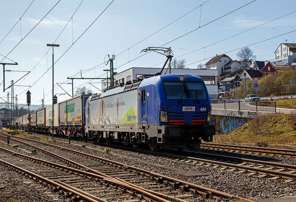 Die HUPAC bzw. BLS Cargo 494 - 193 494 (91 80 6193 494-2 D-BLSC) fährt am 24.03.2021 mit einem KLV-Zug, auf der Siegstrecke durch Niederschelden in Richtung Siegen.

Die Siemens Vectron MS wurde 2018 von Siemens Mobilitiy in München-Allach unter der Fabriknummer 22307 gebaut und an die HUPAC SA. geliefert. Die Lok wurde bei der BLS Cargo eingestellt und/oder vermietet. Sie hat die Zulassungen für Deutschland, Österreich, Schweiz, Italien und die Niederlande (D, A, CH, I, NL). Die Vectron MS  hat eine Leistung von 6,4 MW und eine Höchstgeschwindigkeit von 160 km/h.
