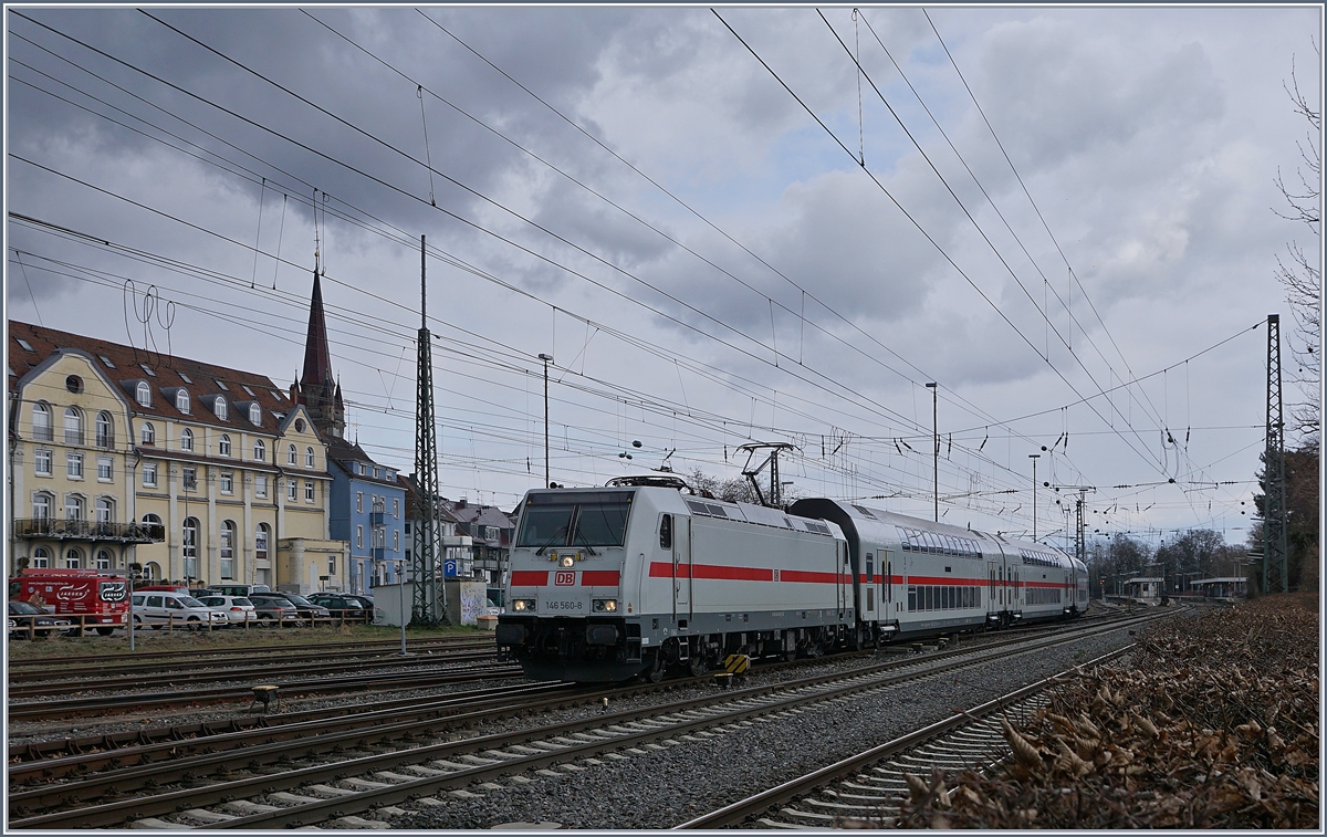 Die IC-Züge Stuttgart - Singen werden bis zur Rückleistung jeweils in Radolfzell abgestellt. Im Bild verlässt die DB 146 560-8 mit einem Leermaterial IC Radolfzell in Richtung Singen. 

19. März 2019