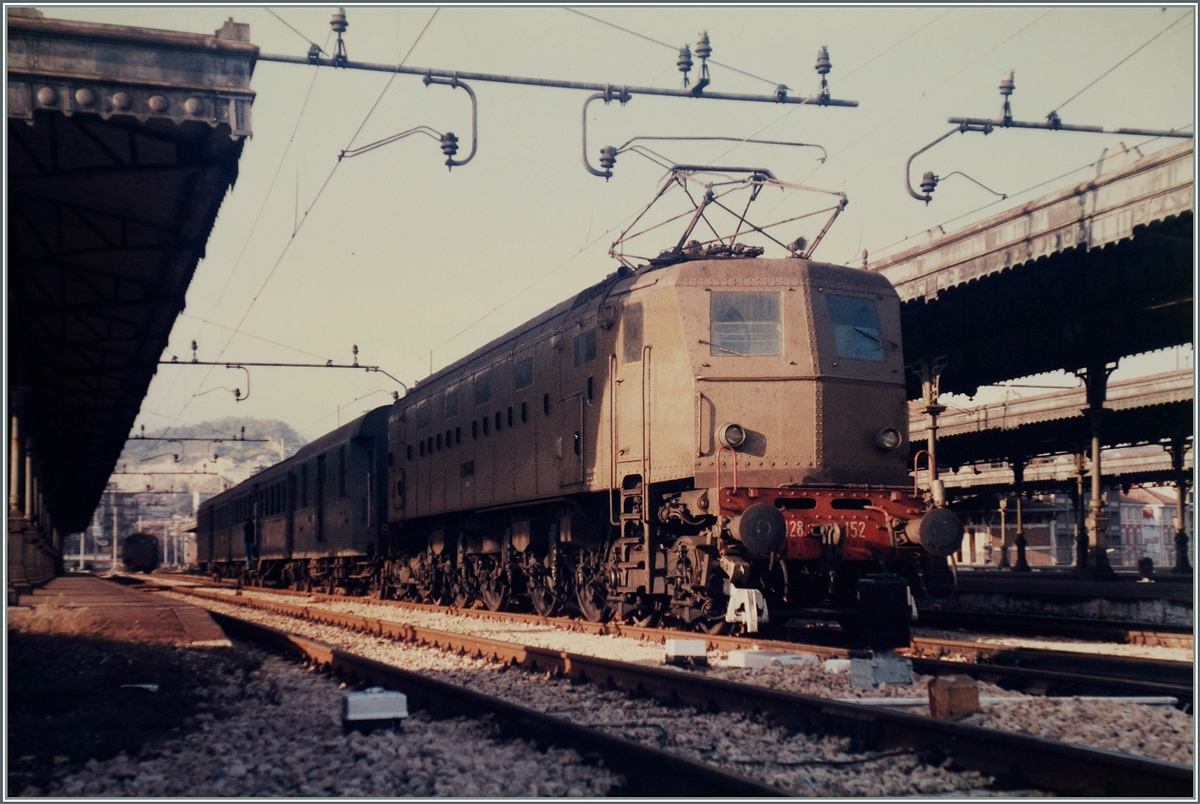 Die imposante FS 428 152 in Arona aus der Froschperspektive. 
Oktober 1985