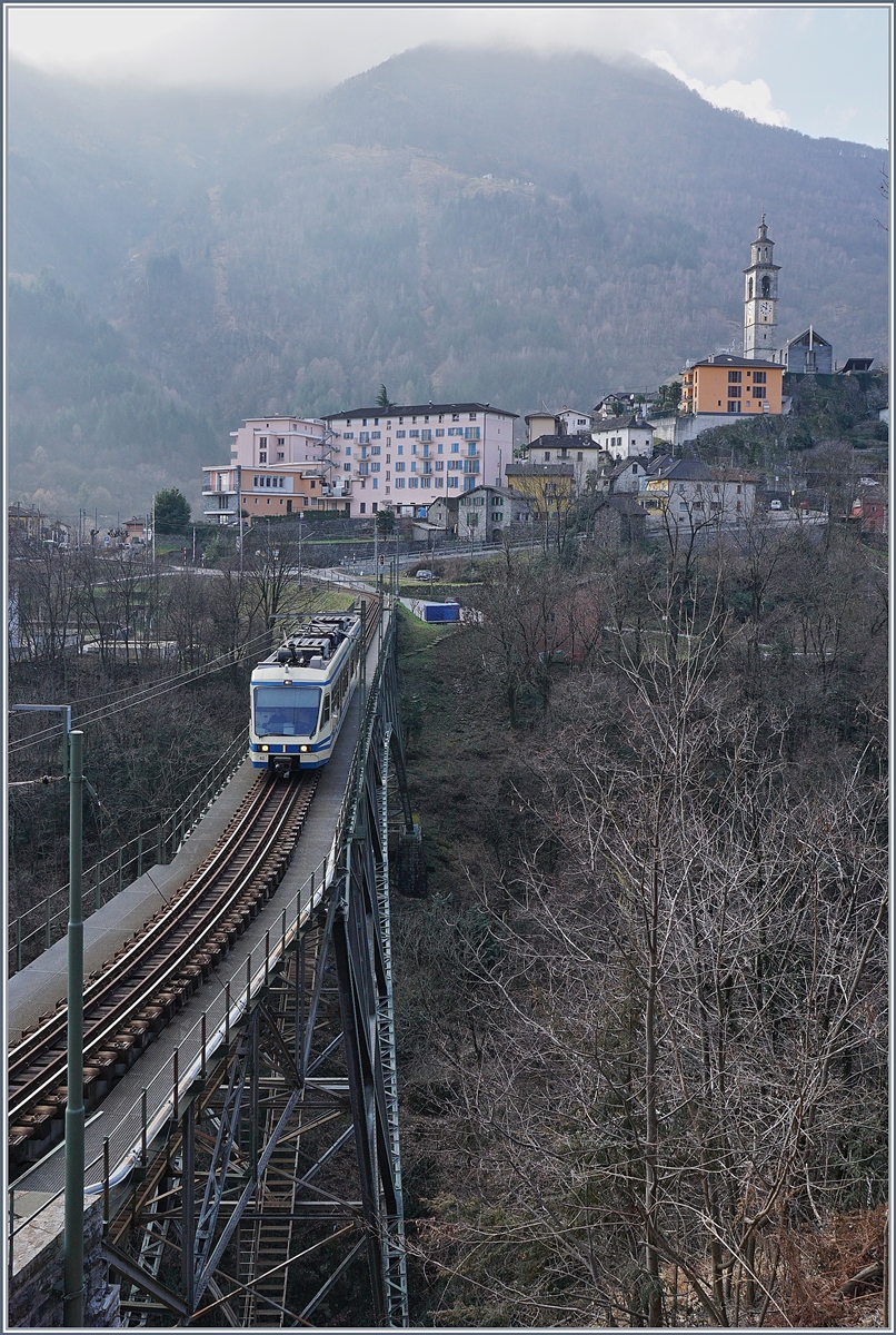 Die Isorno Brücke aus einem etwas anderen Blickwinkel. Während ein FART ABe 4/6 Richtung Locarno fährt, ist im Hintergrund Intragna zu sehen. 
20. März 2018