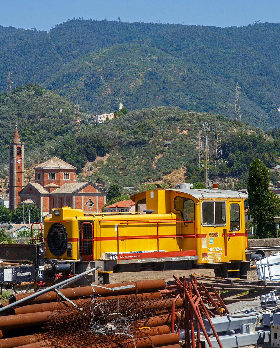 Die IT-RFI 270064-4 der italienischen Gleisbaufirma NOTARI S.R.L. abgestellt am 22.07.2022 beim Bahnhof Levanto (italienischen Riviera). Bei der Lok handelt es sich wohl eine unbekannte ehemalige deutsche Köf III (ex DB BR 333 / 335) die von Railoc S.r.l. (Udine) und IPE Locomotori 2000 S.r.l. modernisiert und umgebaut wurde. So ist der hochliegende Laufsteg und Geländer nachträglich angebaut.