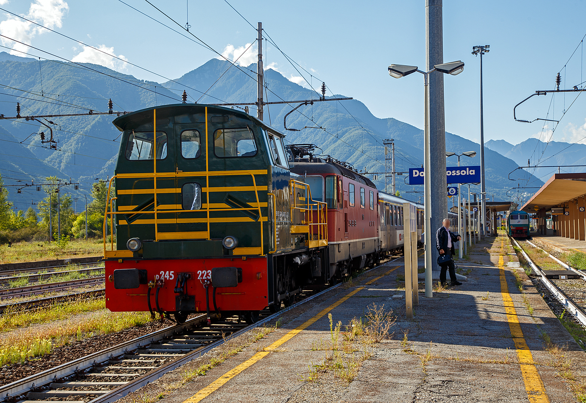 Die italienische Dieselrangierlok D.245.2230 (98 83 2245 430-3 I-TI) der Trenitalia (100-prozentige Tochtergesellschaft der FS), zieht am 16.09.2017 in Domodossola die schweizerische SBB Re 420 158-8 (91 85 4 420 158-8 CH-SBB) mit ihrem EW I Zug aus den Bahnhof in den Abstellbereich.