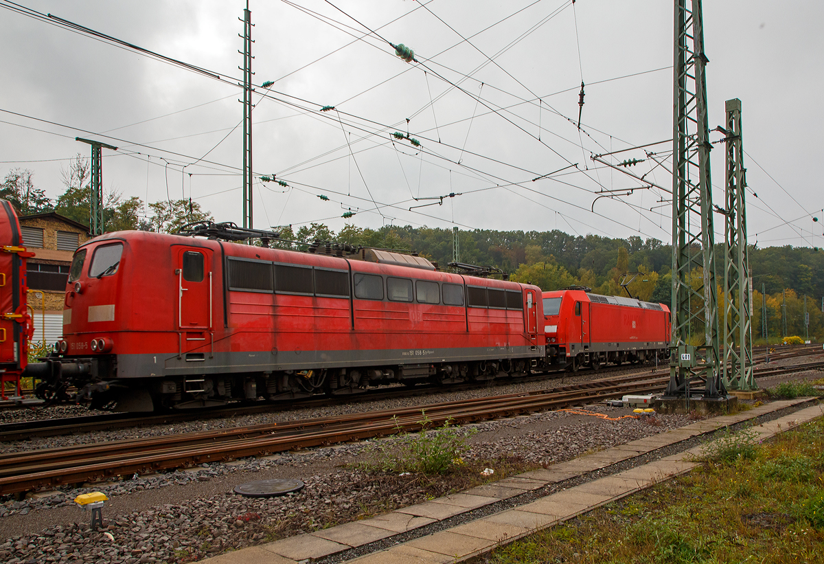 Die kalten Railpool 151 058-5 (91 80 6151 058-5 D-Rpool) ist am Haken der 185 281-3 (91 80 6185 281-3 D-DB) der DB Cargo AG, die diese und einen Coilzug, am 14.10.2021 durch Betzdorf (Sieg) in Richtung Köln zieht.

Die 151 058-5 wurde 1974 von Henschel in Kassel unter der Fabriknummer 31801 gebaut.Bis 31.12.2016 gehörte sie zur DB Cargo AG. Zum 01.01.2017 wurden je 100 sechsachsige elektrische Altbau-Lokomotiven der Baureihen 151 und 155 an ein Konsortium aus dem Lokvermieter Railpool verkauft. Die DB Cargo mietet daraufhin 100 Loks von Railpool wieder an.

Die TRAXX F140 AC2 (BR 185.2) wurde 2007 bei Bombardier in Kassel unter der Fabriknummer 34144 gebaut.
