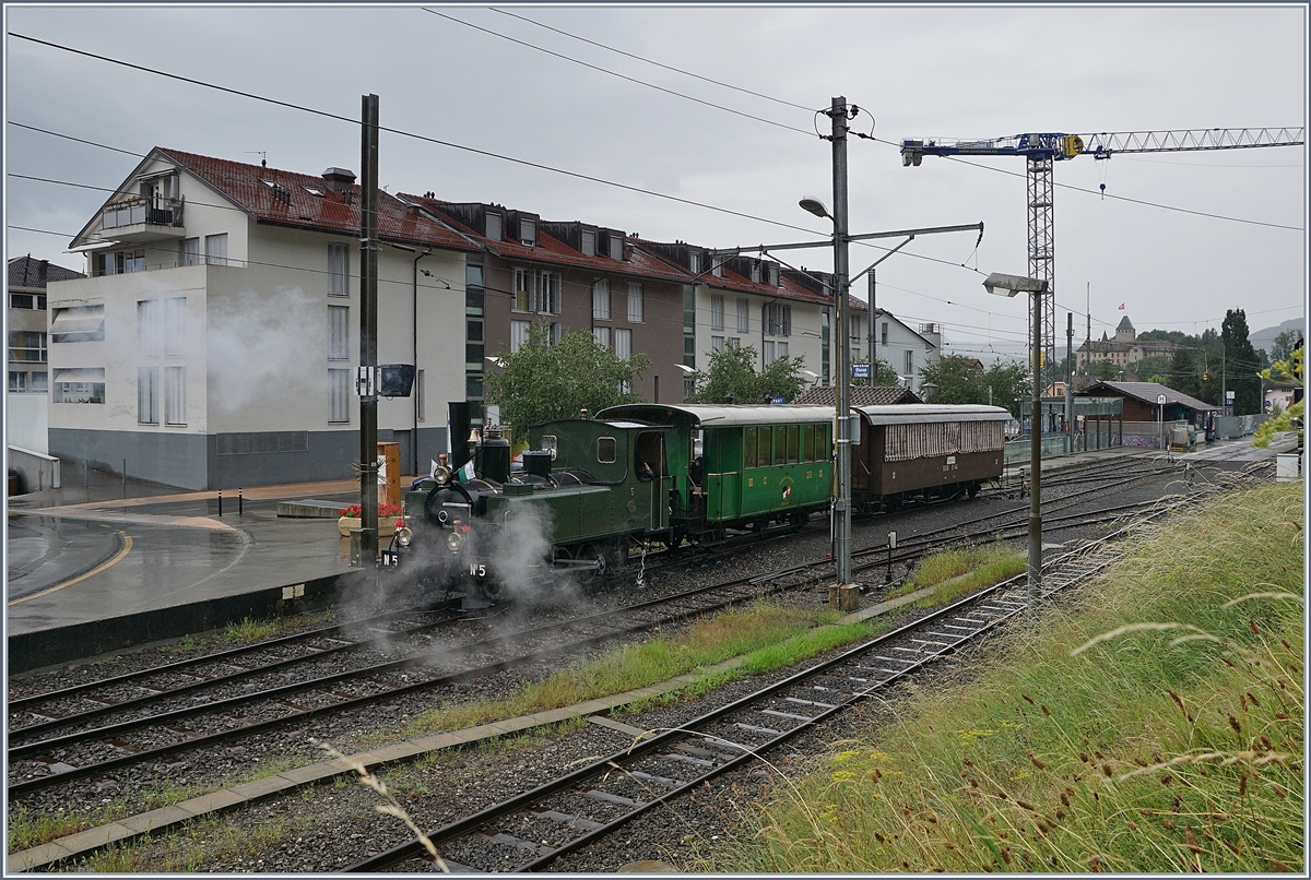 Die kleine LEB G 3/3 Dampflok  Bercher  (Baujahr 1890) ist wieder vor ihrem Zug der in Kürze abfahren wird. Die Dampflok ist seit 1973 bei der Blonay-Cahby Bahn. 

2. August 2020